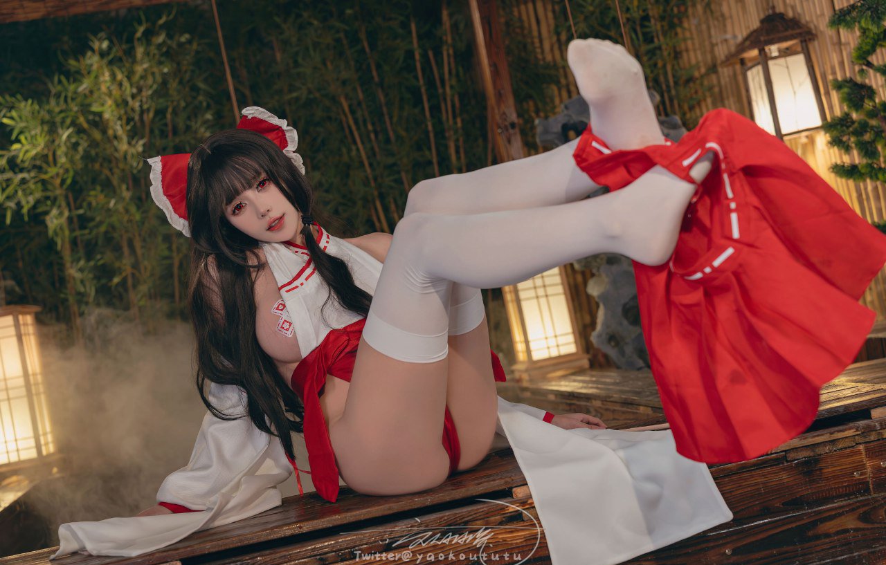 Bite a Bunny Girl - Hu Zhi Lingmeng