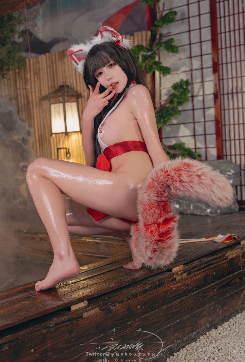 Bite a Bunny Girl - Hu Zhi Lingmeng