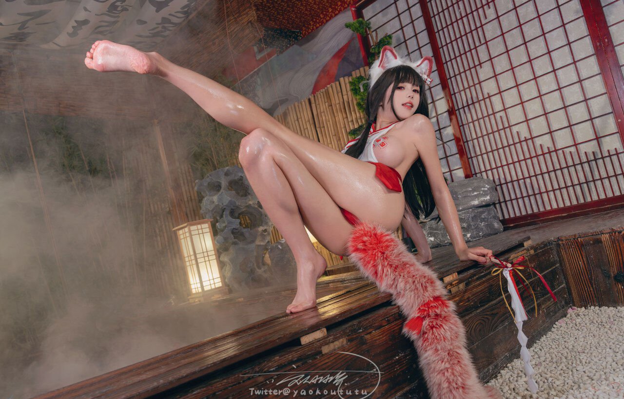 Bite a Bunny Girl - Hu Zhi Lingmeng