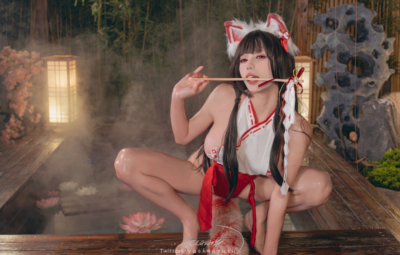 Bite a Bunny Girl - Hu Zhi Lingmeng