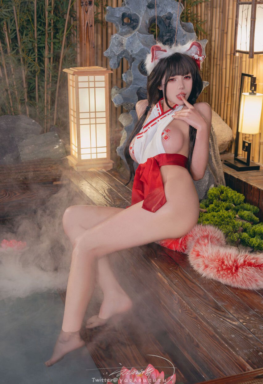 Bite a Bunny Girl - Hu Zhi Lingmeng
