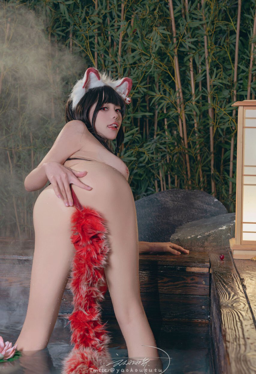 Bite a Bunny Girl - Hu Zhi Lingmeng