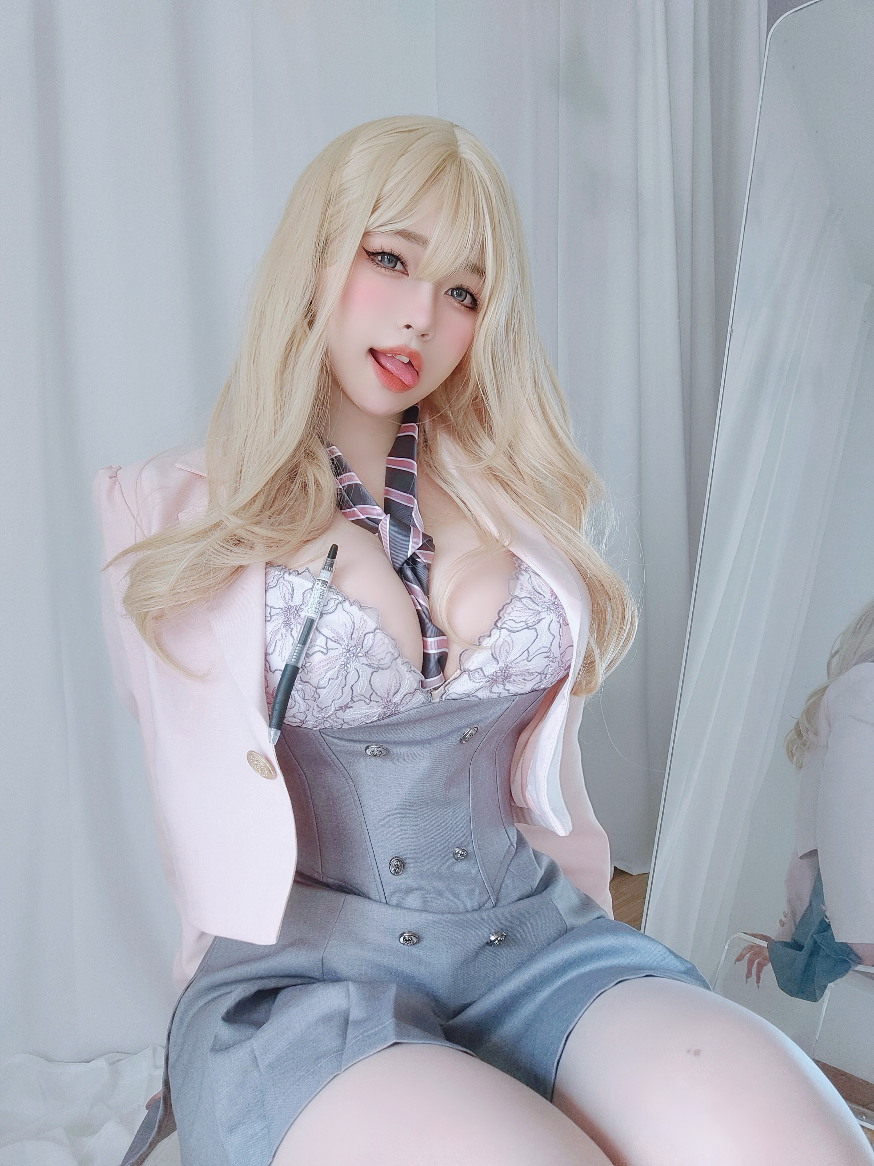 Nữ chính K thôi miên tiền bối tsundere.