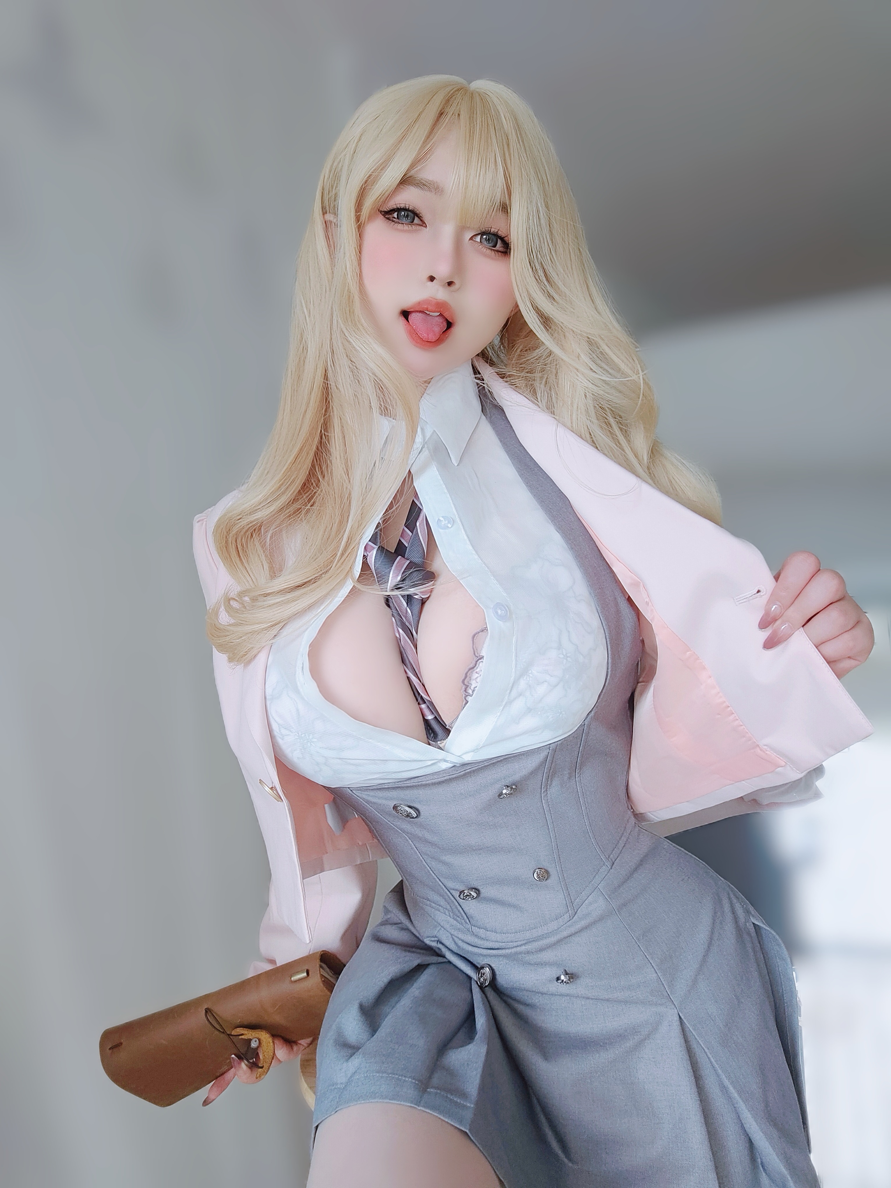 Nữ chính K thôi miên tiền bối tsundere.