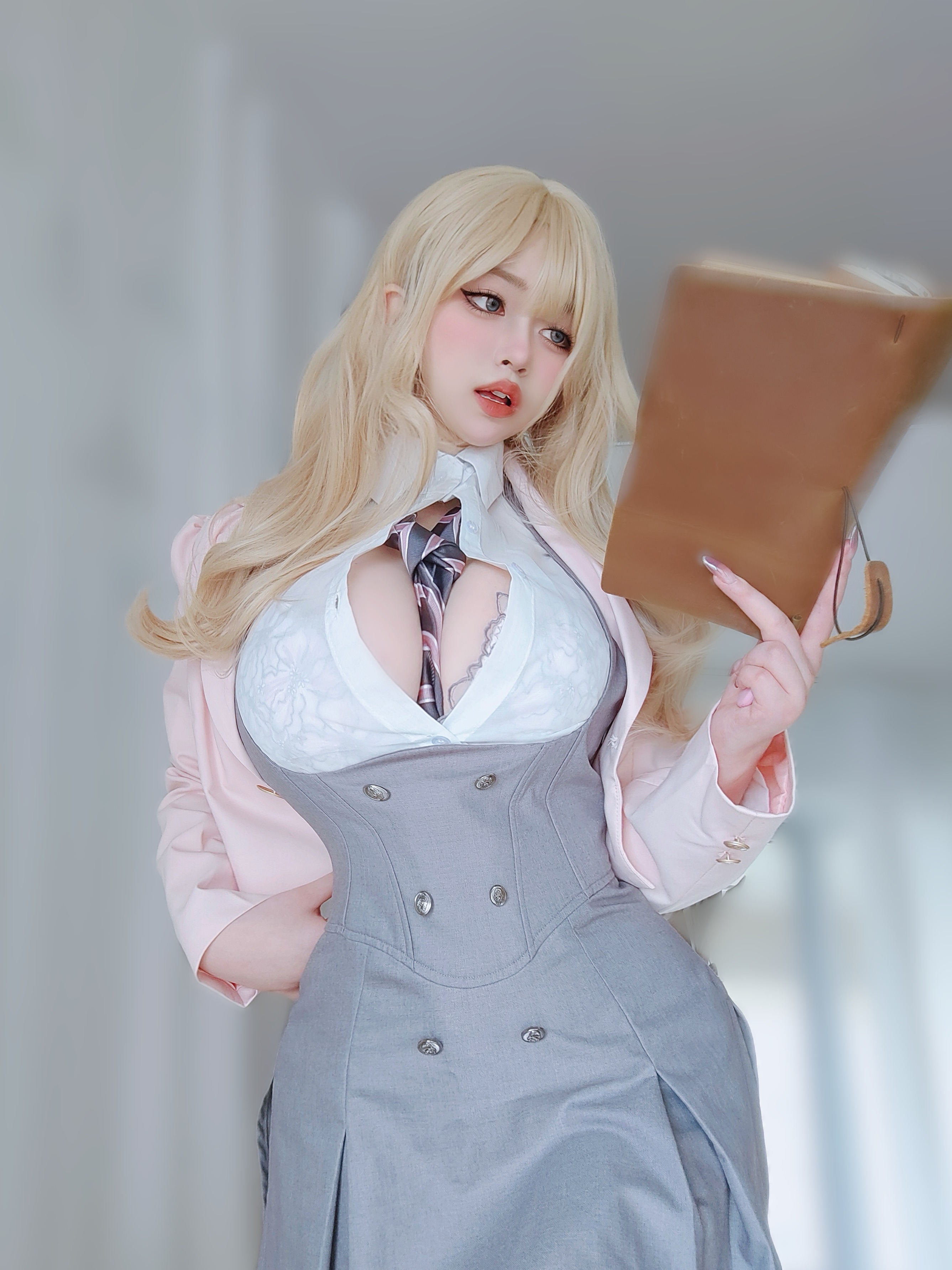 Nữ chính K thôi miên tiền bối tsundere.