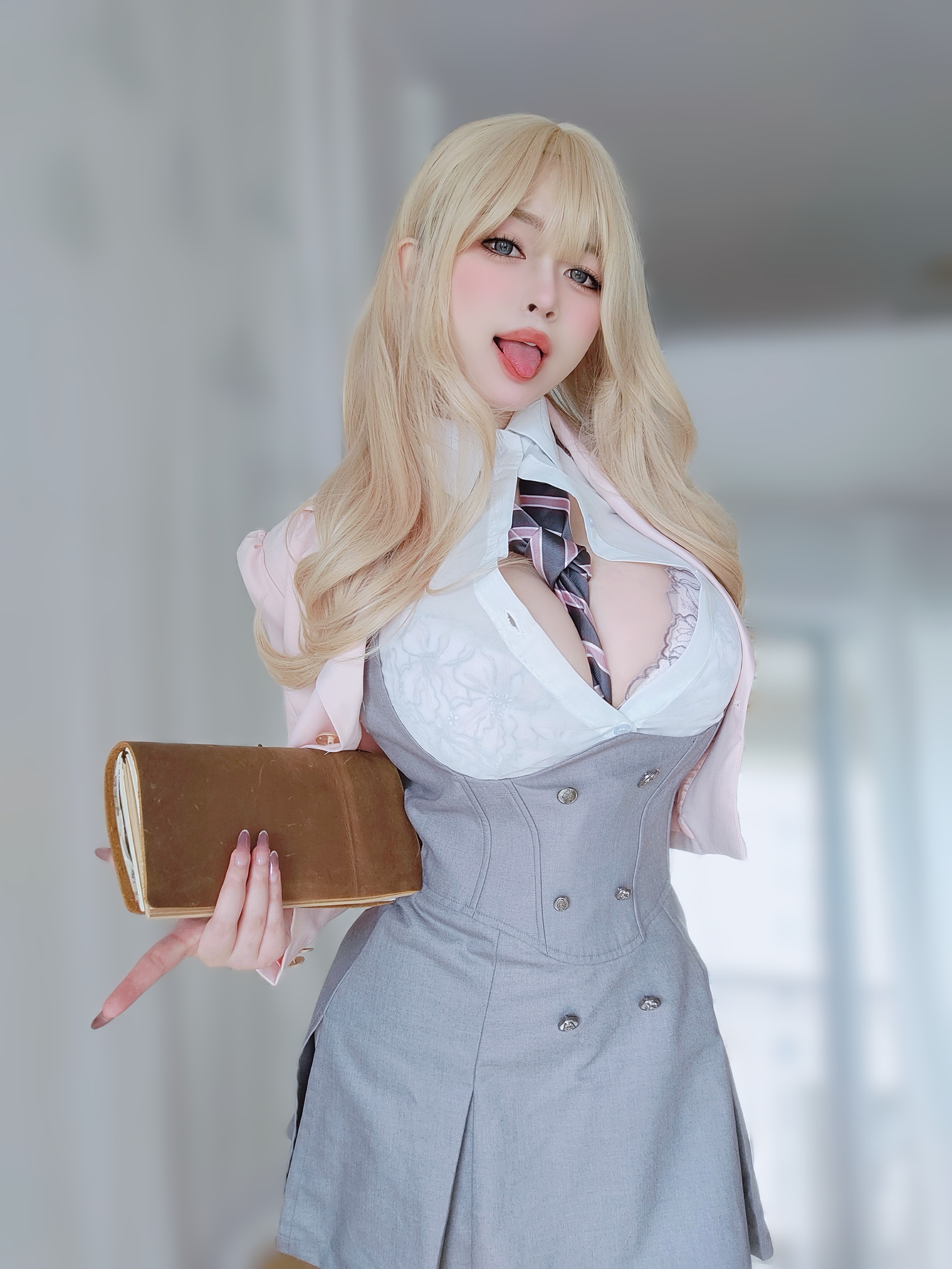 Nữ chính K thôi miên tiền bối tsundere.