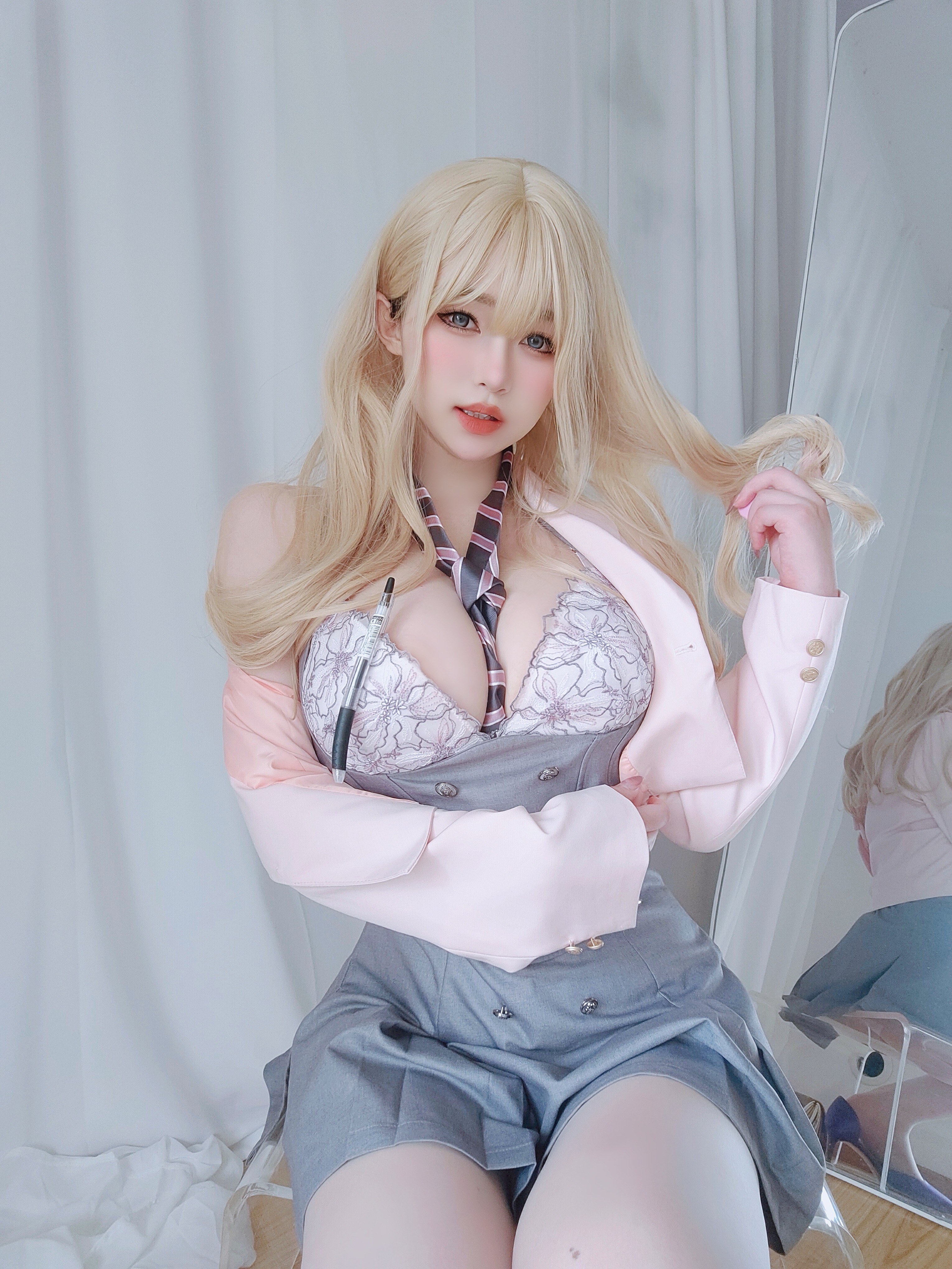 Nữ chính K thôi miên tiền bối tsundere.