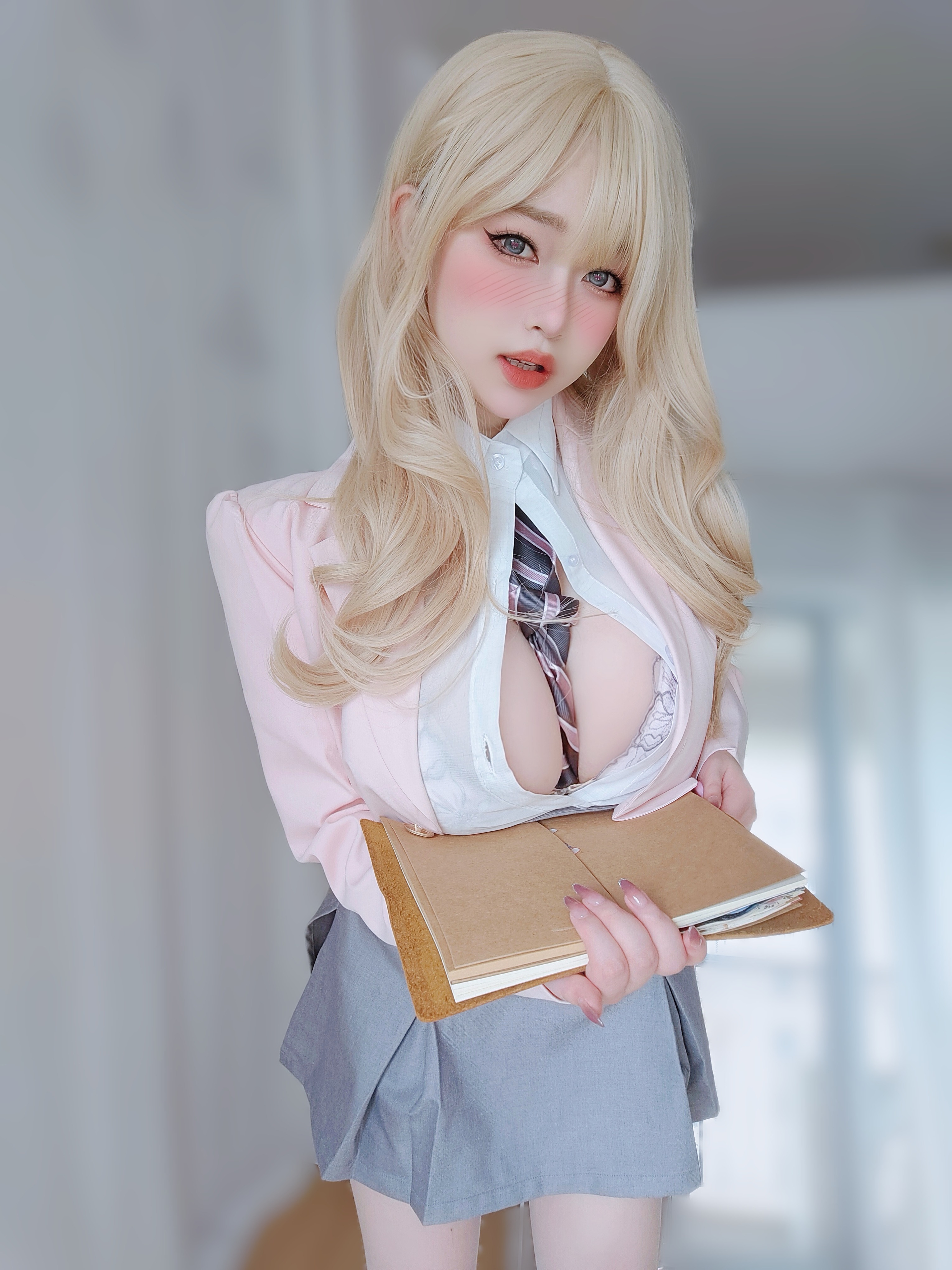 Nữ chính K thôi miên tiền bối tsundere.