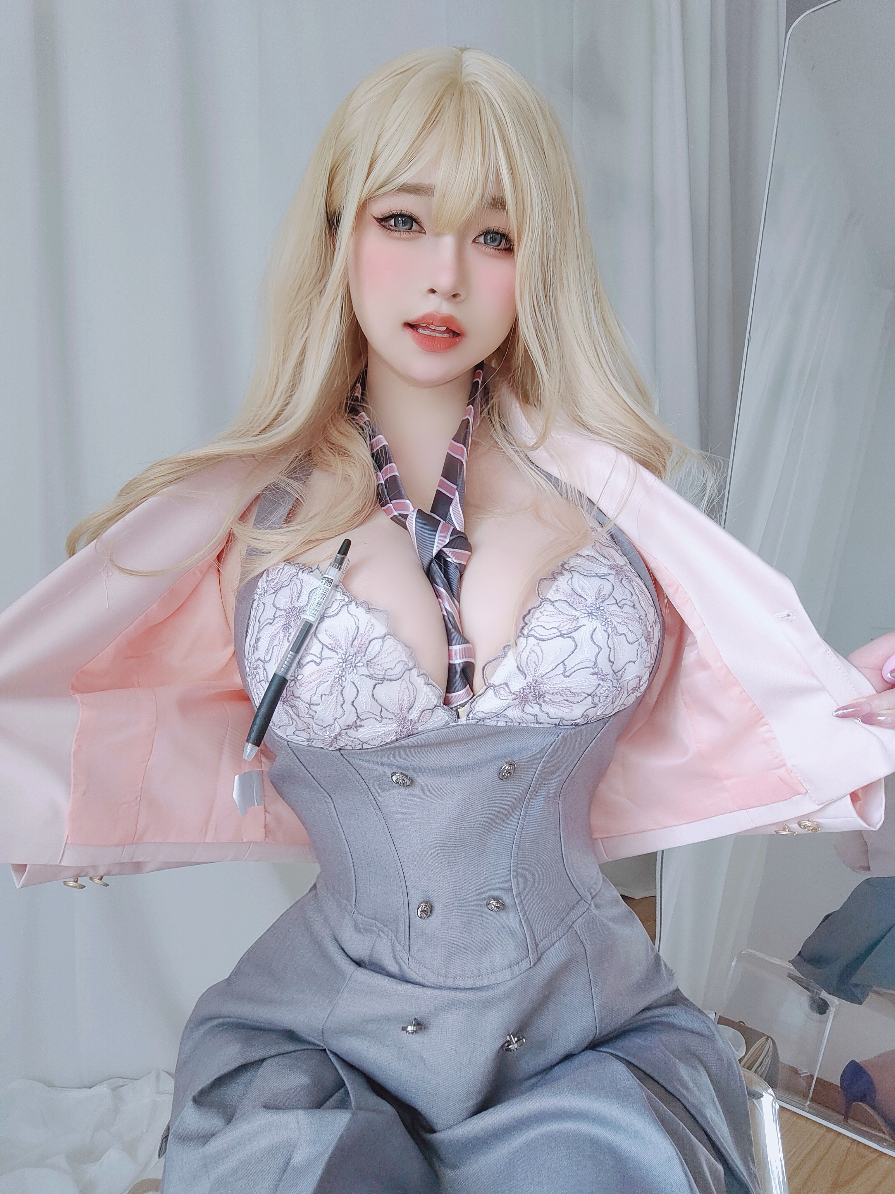Nữ chính K thôi miên tiền bối tsundere.