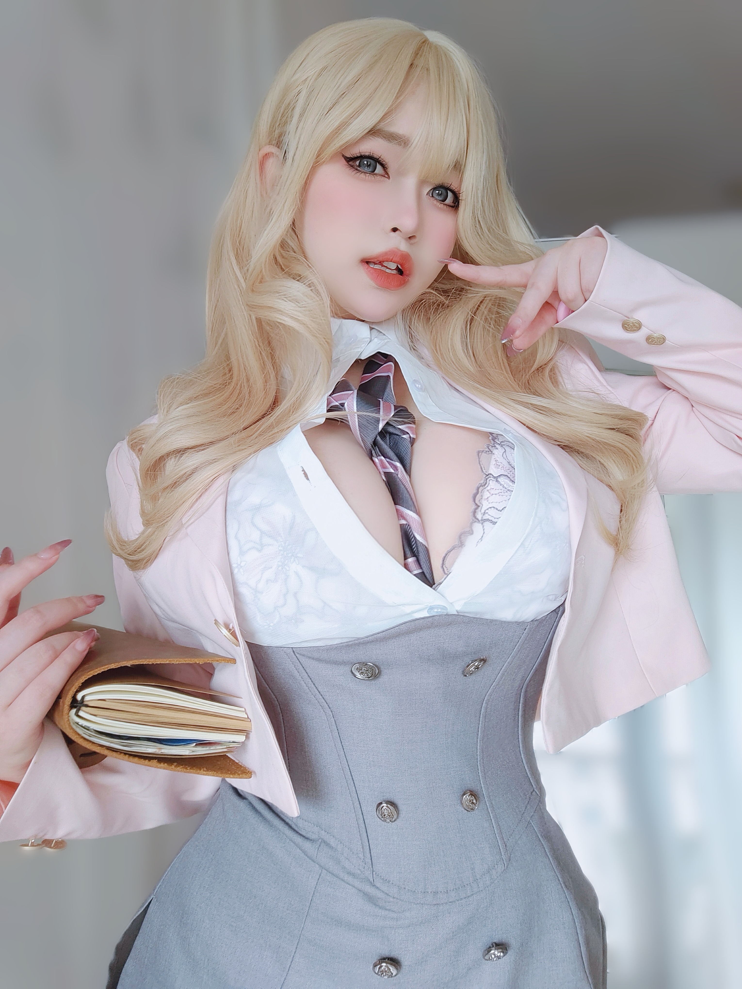 Nữ chính K thôi miên tiền bối tsundere.