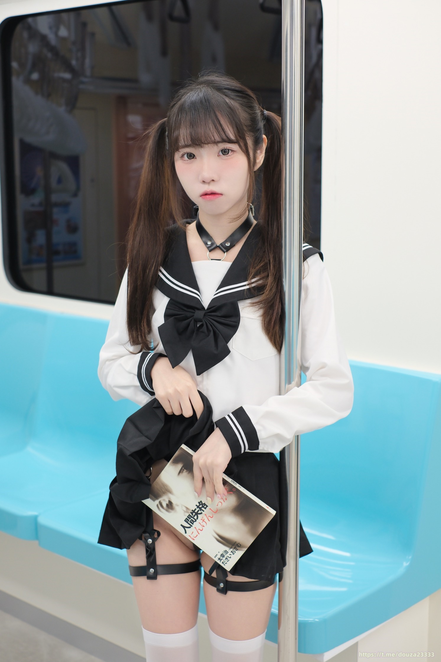 ココ小白兎 - 電車上の女子高生