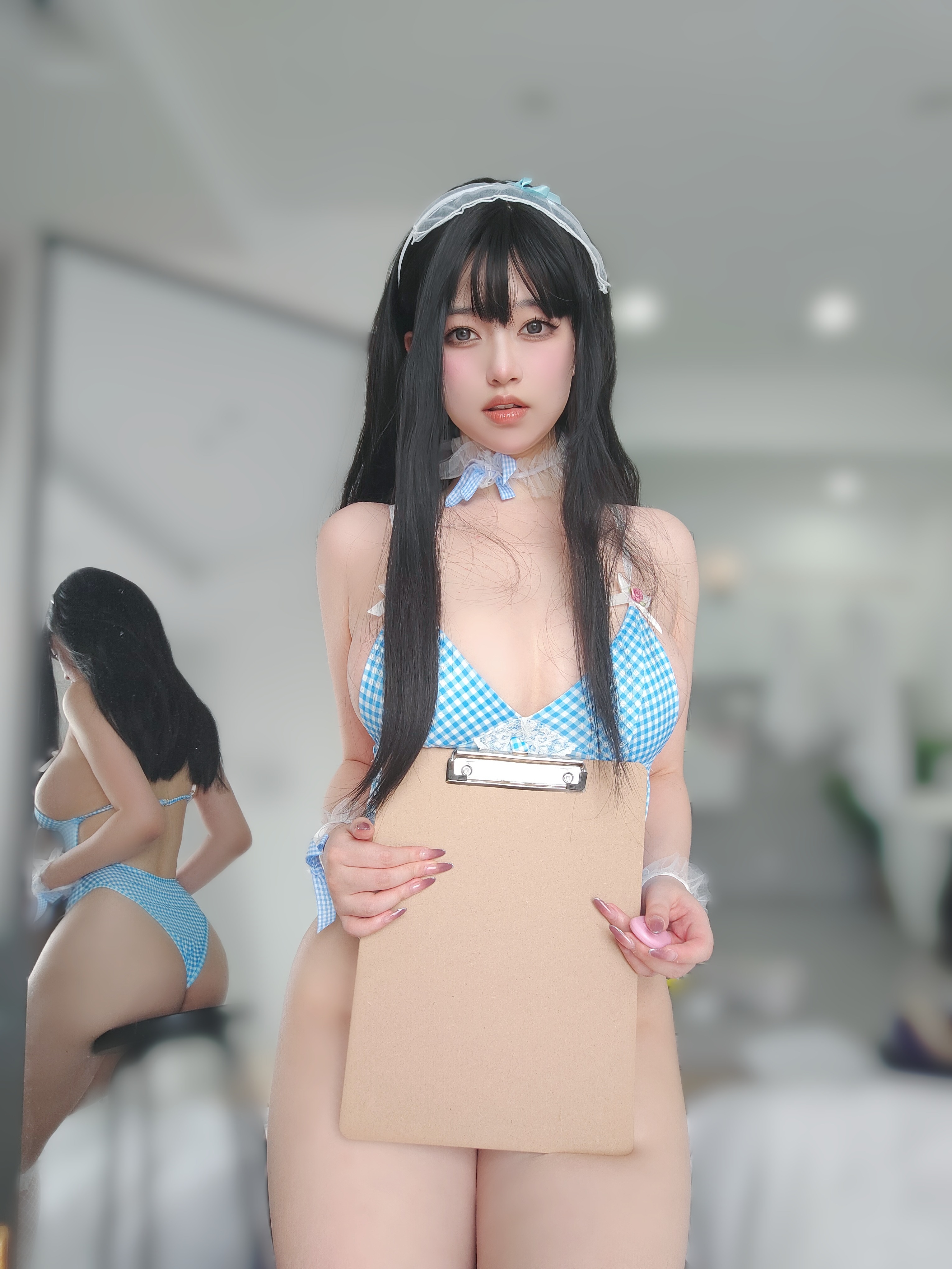 นางเอกเค สาวใช้ชุดว่ายน้ำสีน้ำเงิน