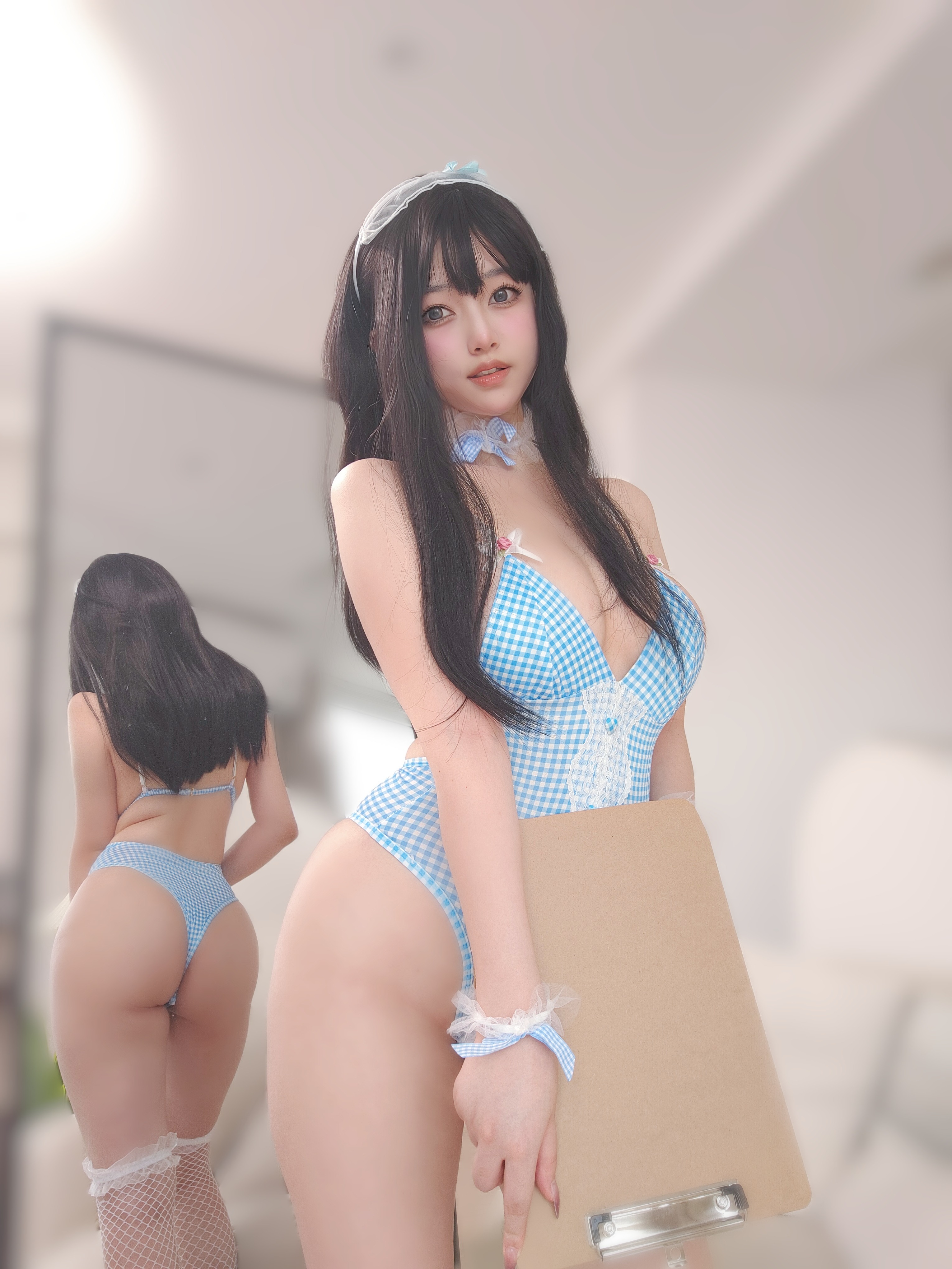 นางเอกเค สาวใช้ชุดว่ายน้ำสีน้ำเงิน