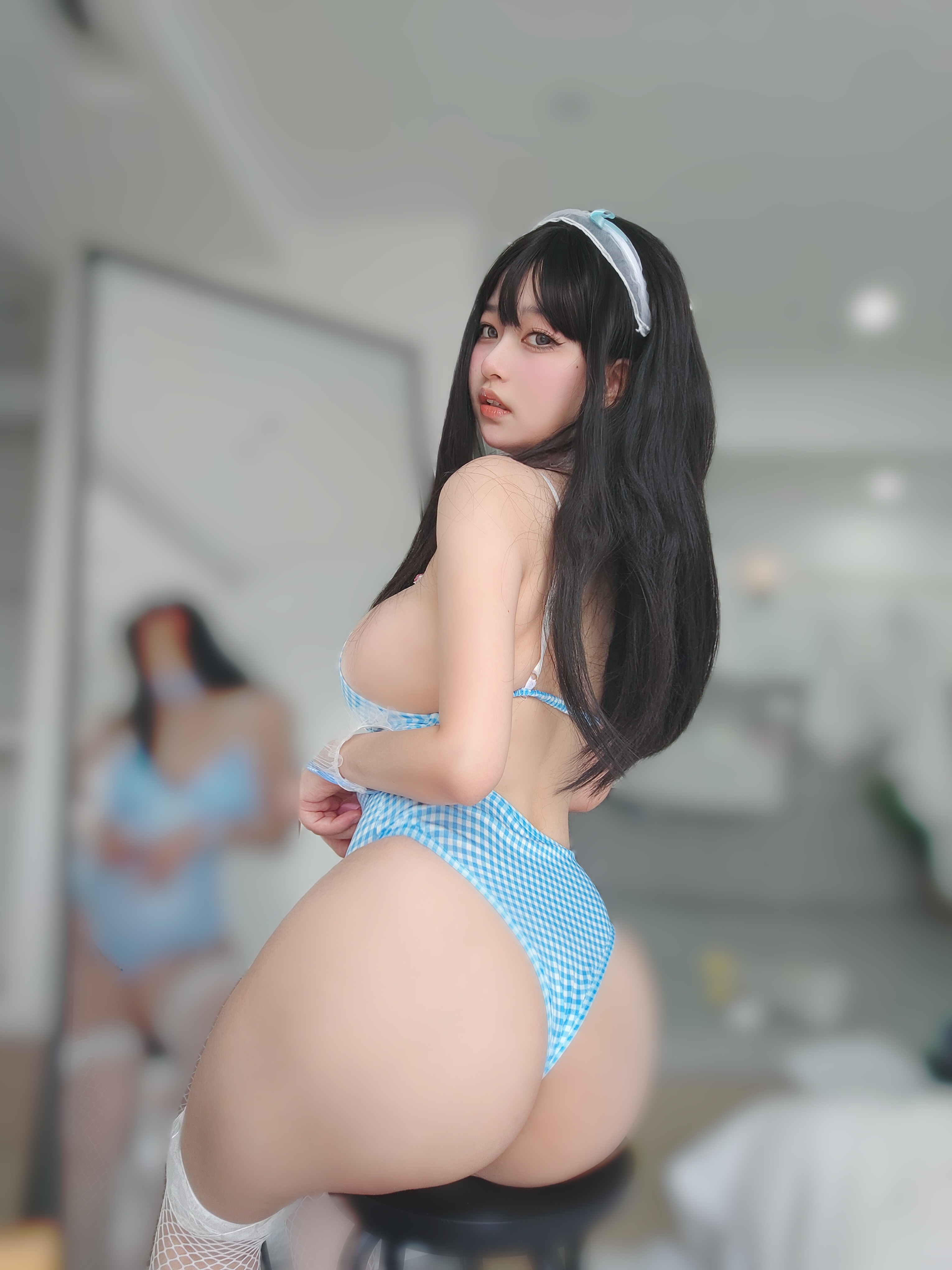 นางเอกเค สาวใช้ชุดว่ายน้ำสีน้ำเงิน