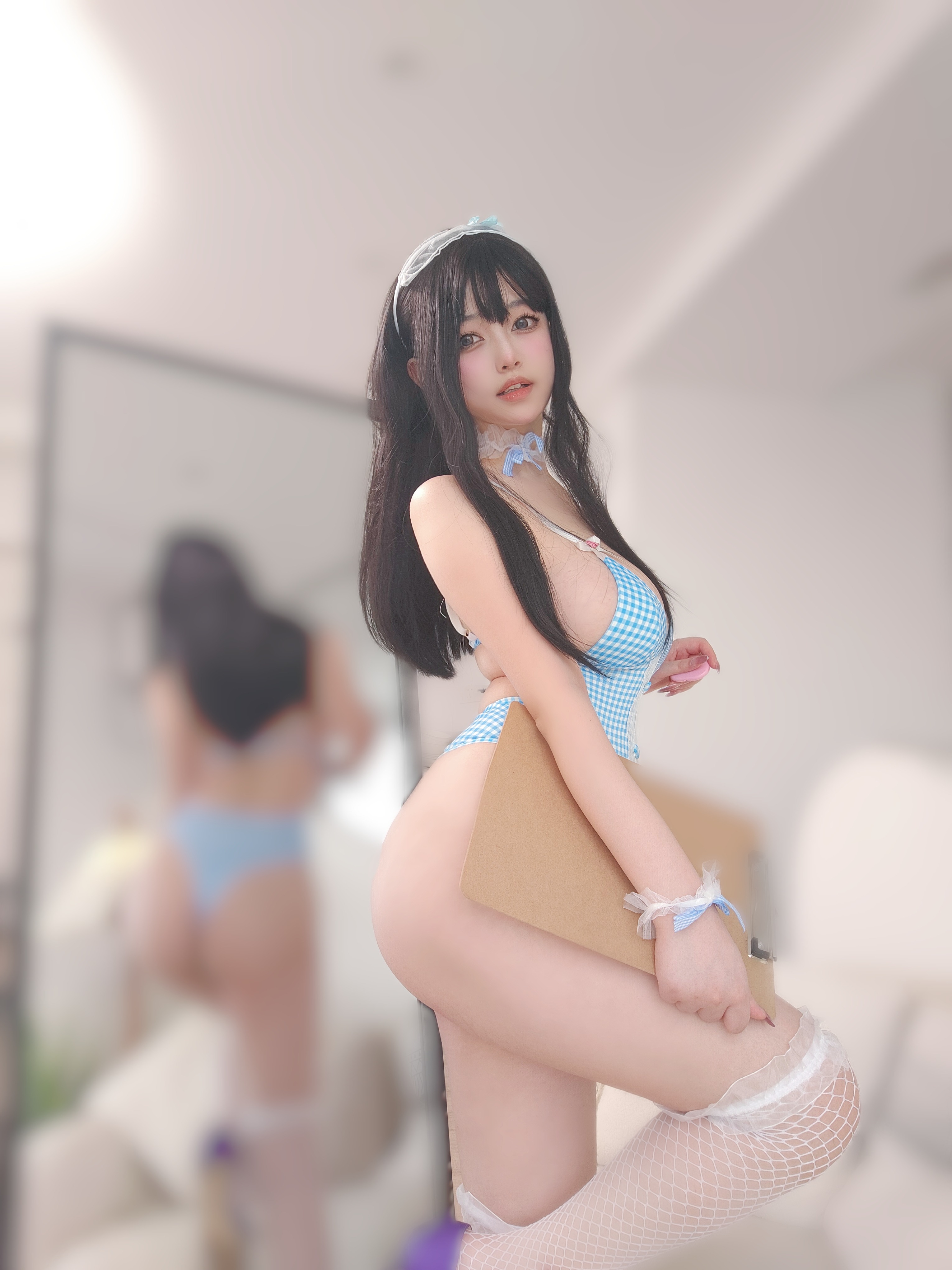 Nữ Chủ K, nữ hầu mặc đồ bơi màu xanh dương