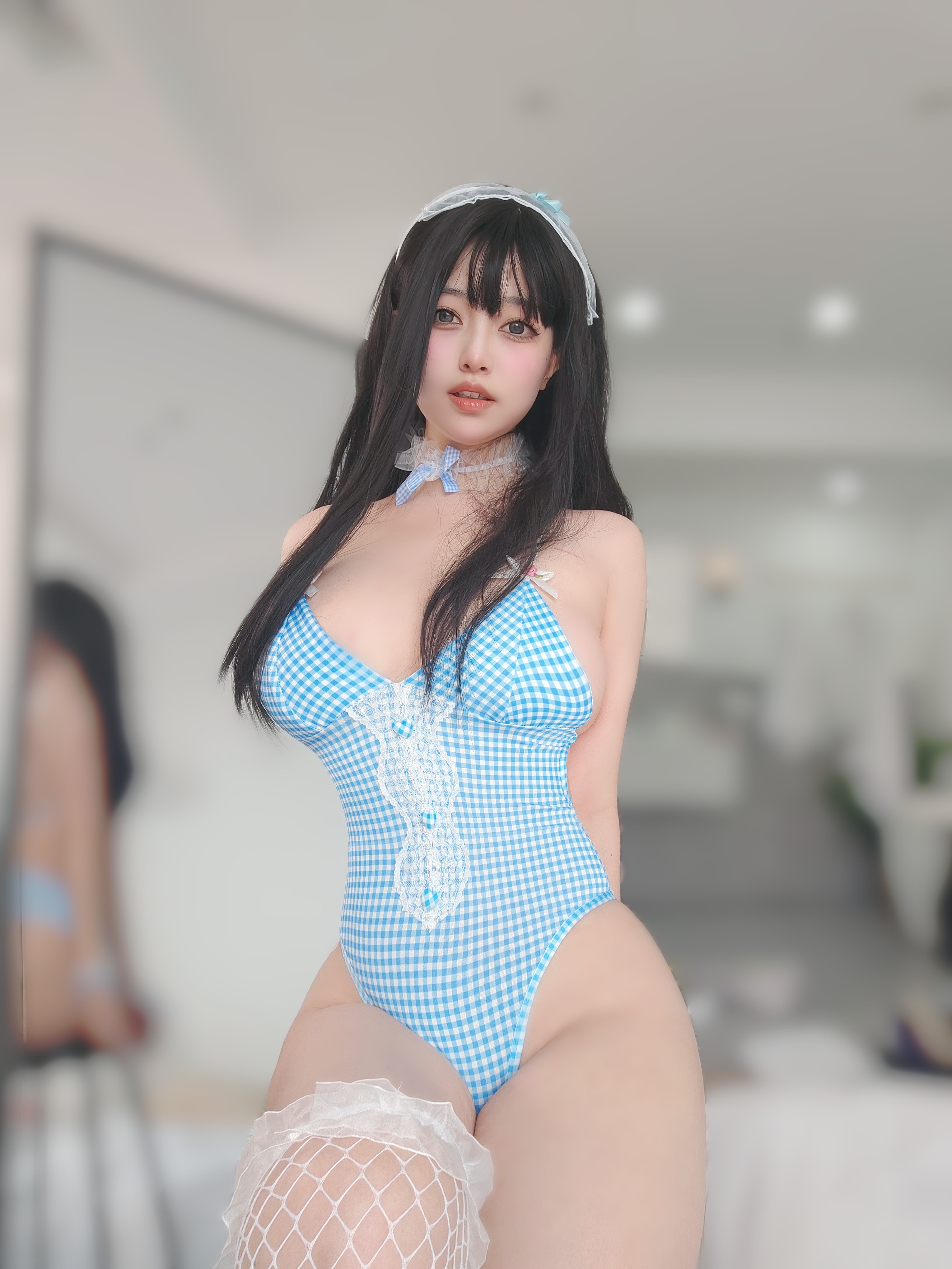 นางเอกเค สาวใช้ชุดว่ายน้ำสีน้ำเงิน