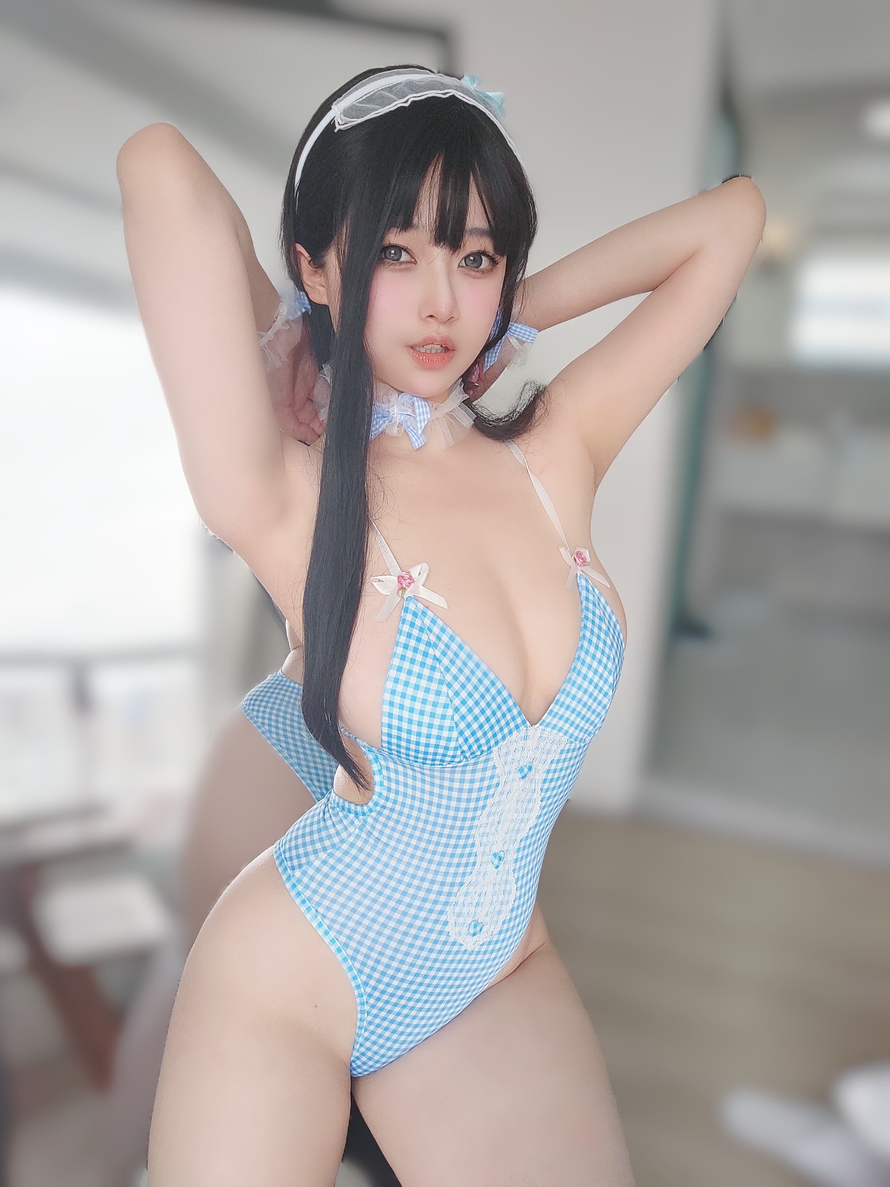 นางเอกเค สาวใช้ชุดว่ายน้ำสีน้ำเงิน