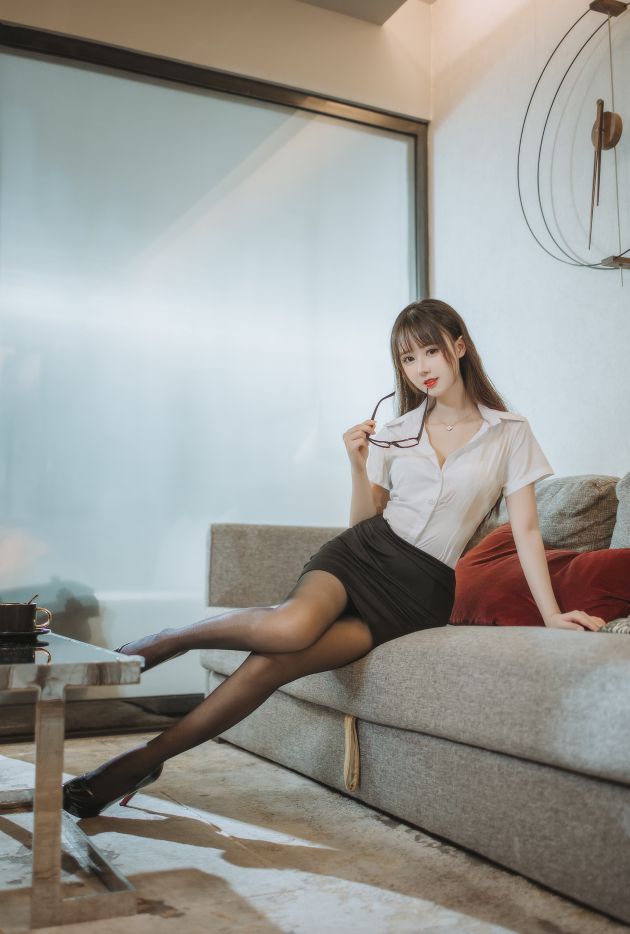 ฮานิว ซันมิ - ชุด OL ถุงน่องดำรัดสะโพก [40P-624MB
