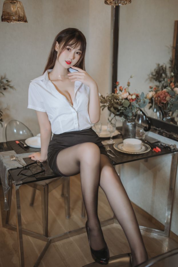 ฮานิว ซันมิ - ชุด OL ถุงน่องดำรัดสะโพก [40P-624MB