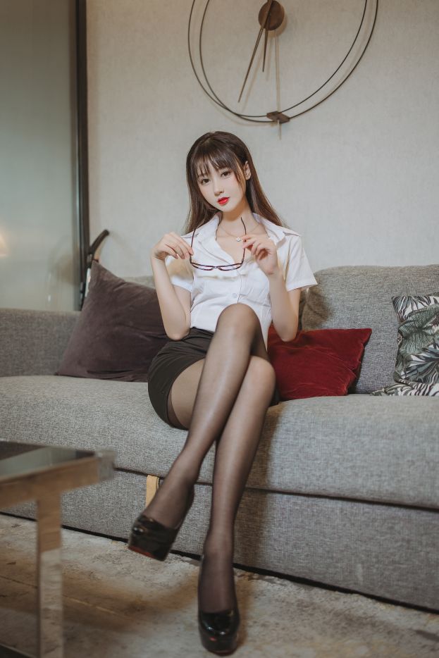 ฮานิว ซันมิ - ชุด OL ถุงน่องดำรัดสะโพก [40P-624MB