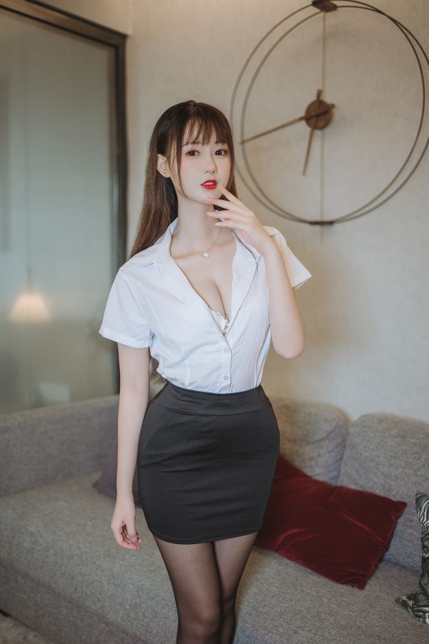 ฮานิว ซันมิ - ชุด OL ถุงน่องดำรัดสะโพก [40P-624MB