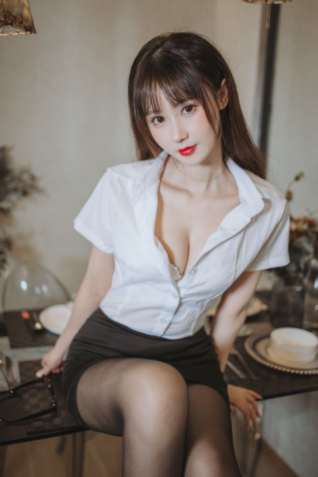 ฮานิว ซันมิ - ชุด OL ถุงน่องดำรัดสะโพก [40P-624MB