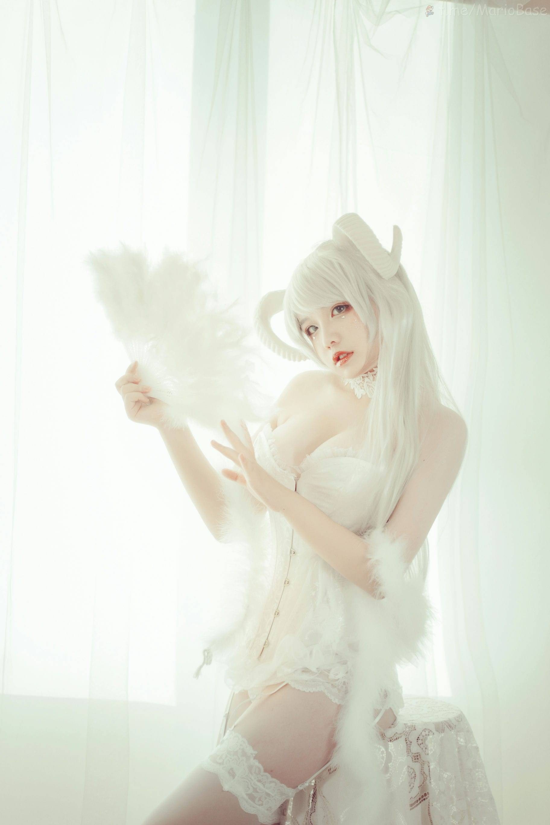 A Ban - White [18P