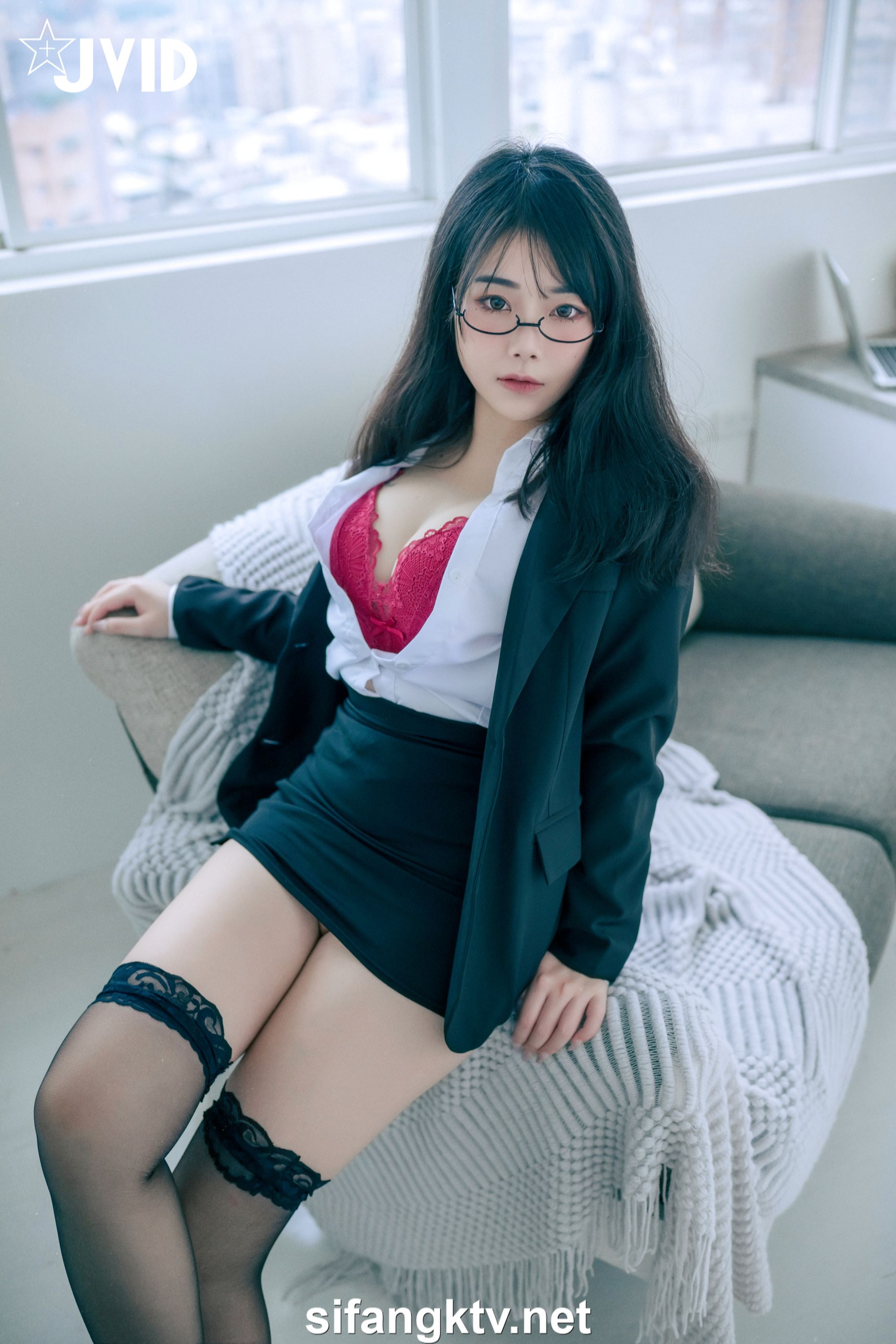 [JVID] 辦公桌下的性感秘書－蒂蒂 88P