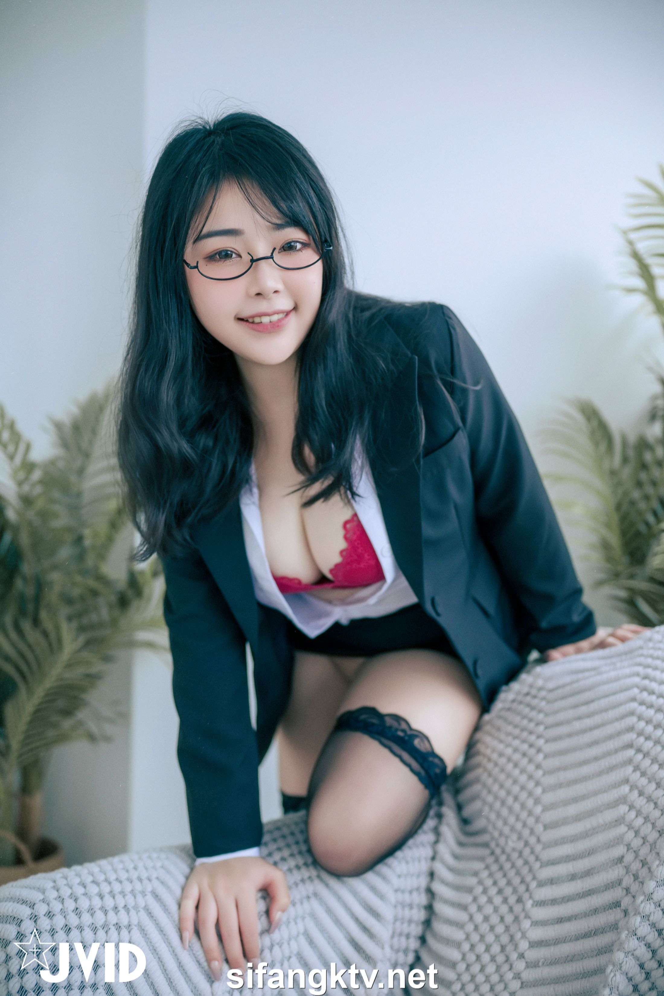 [JVID] 辦公桌下的性感秘書－蒂蒂 88P