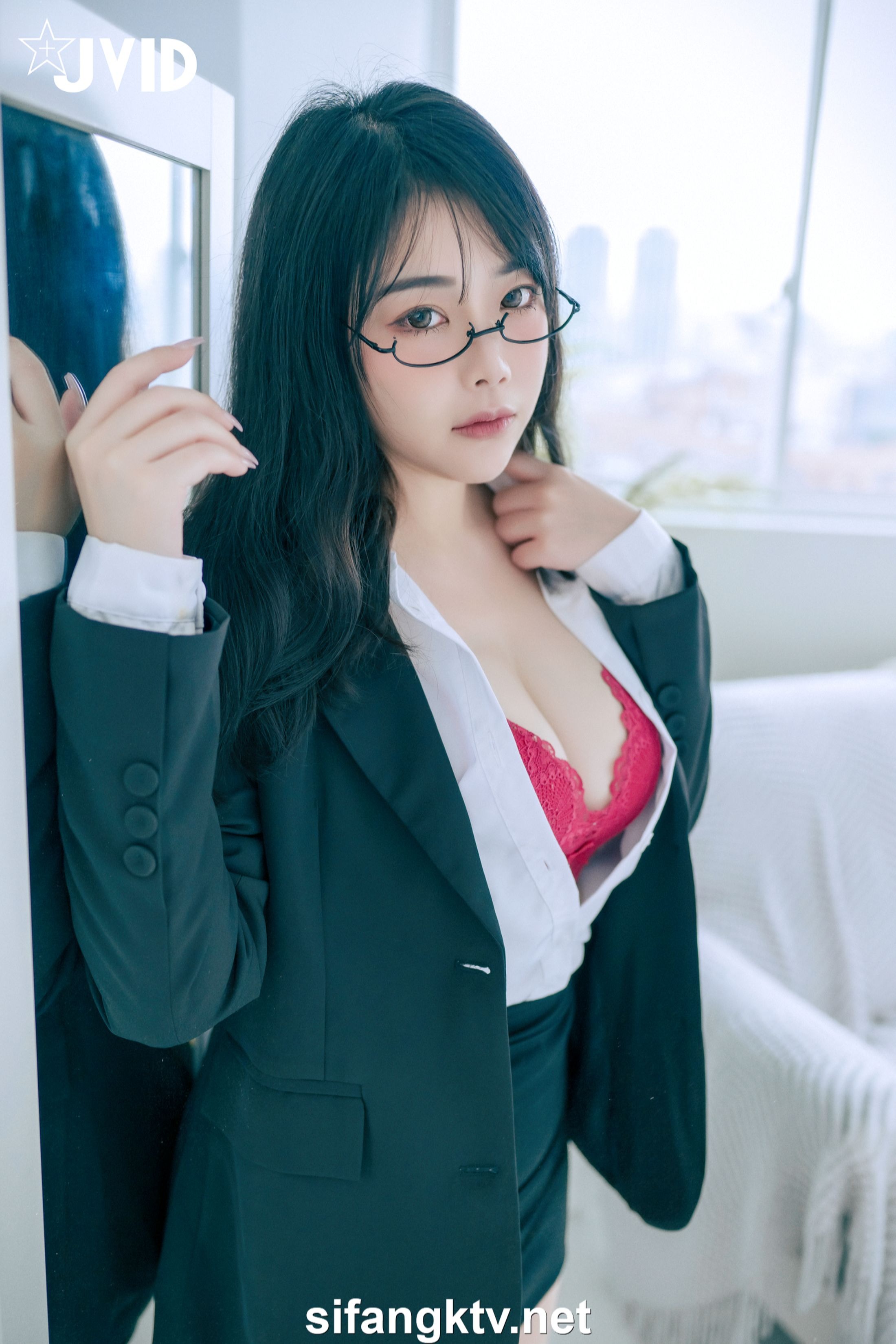 [JVID] 辦公桌下的性感秘書－蒂蒂 88P