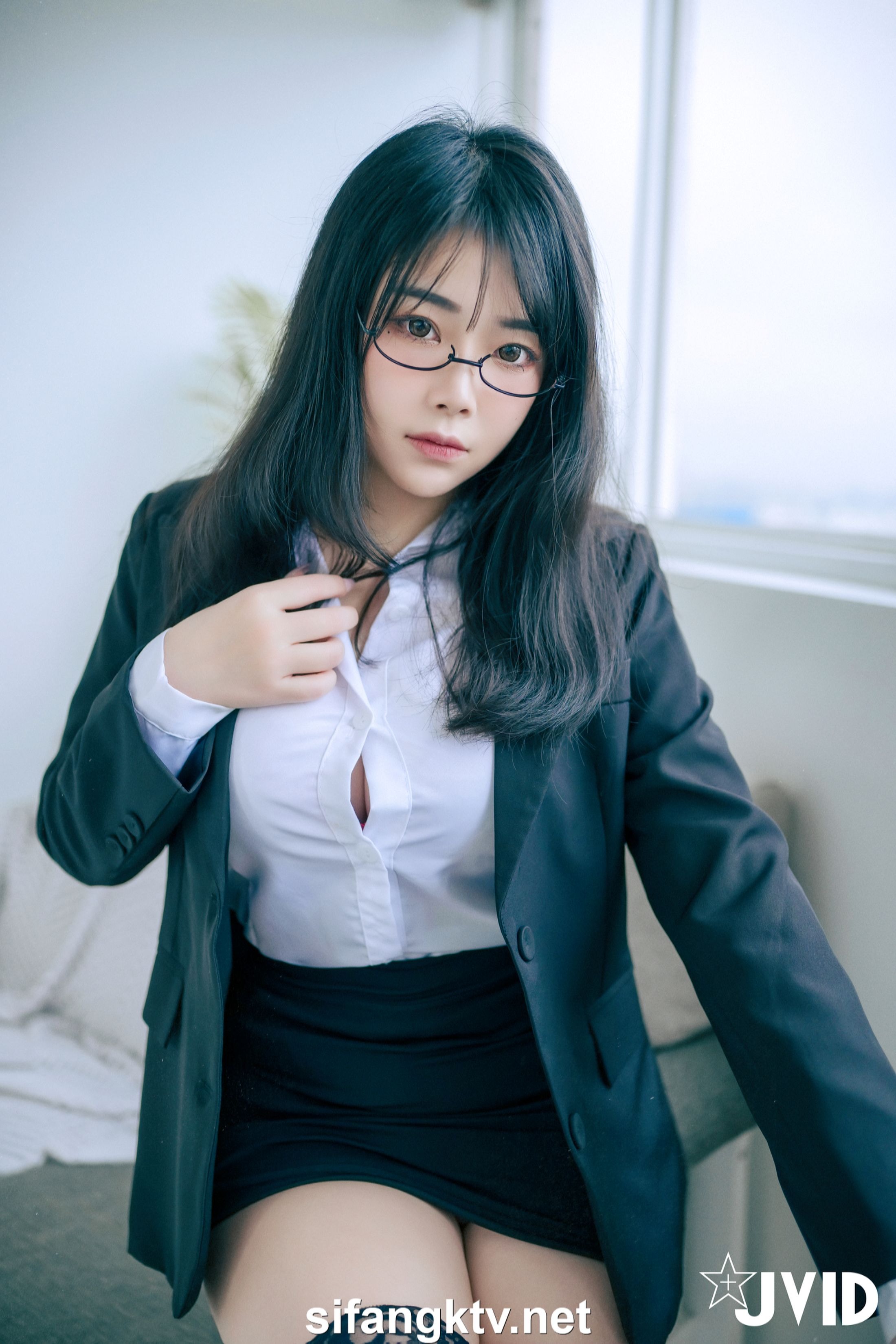 [JVID] 辦公桌下的性感秘書－蒂蒂 88P