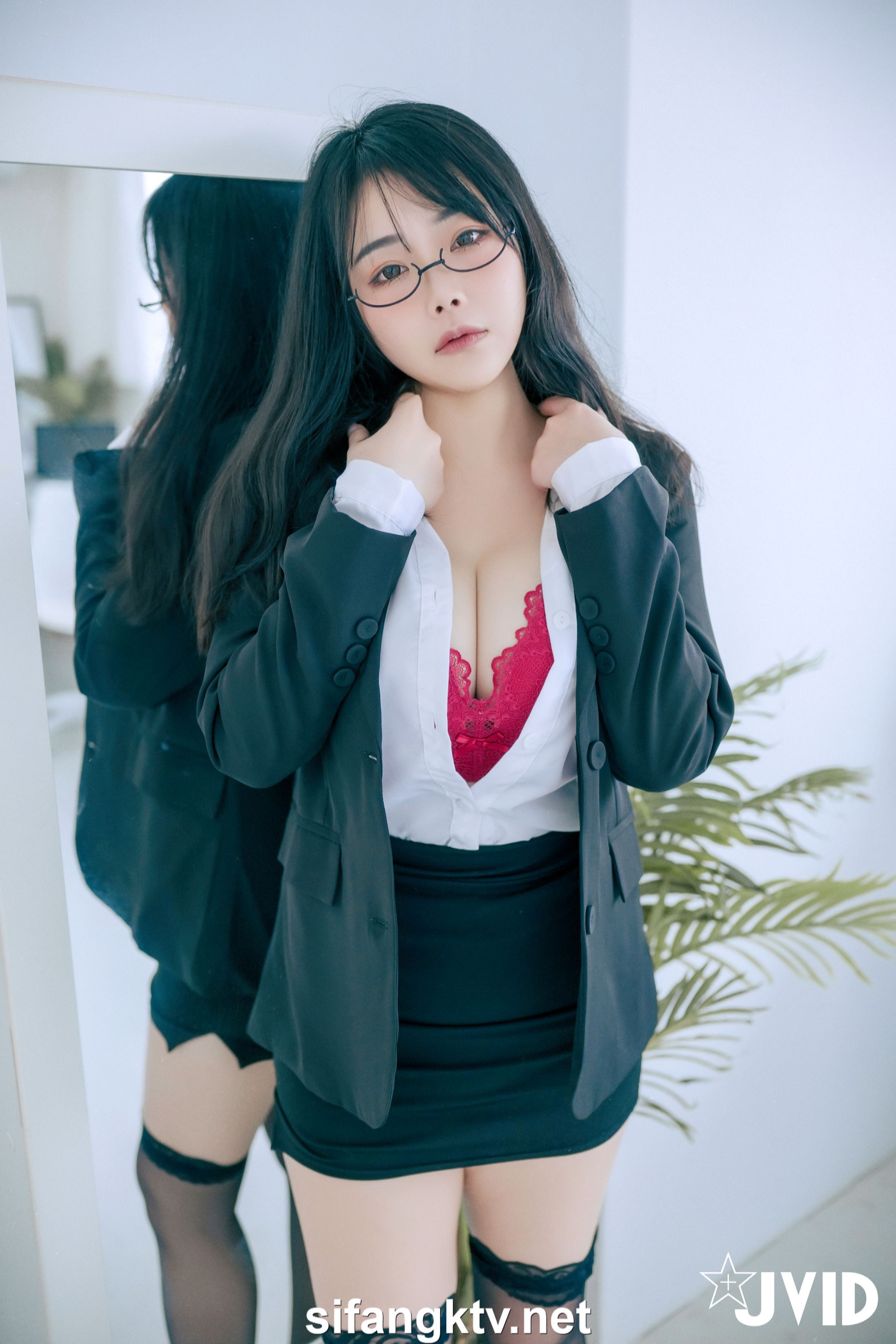 [JVID] 辦公桌下的性感秘書－蒂蒂 88P
