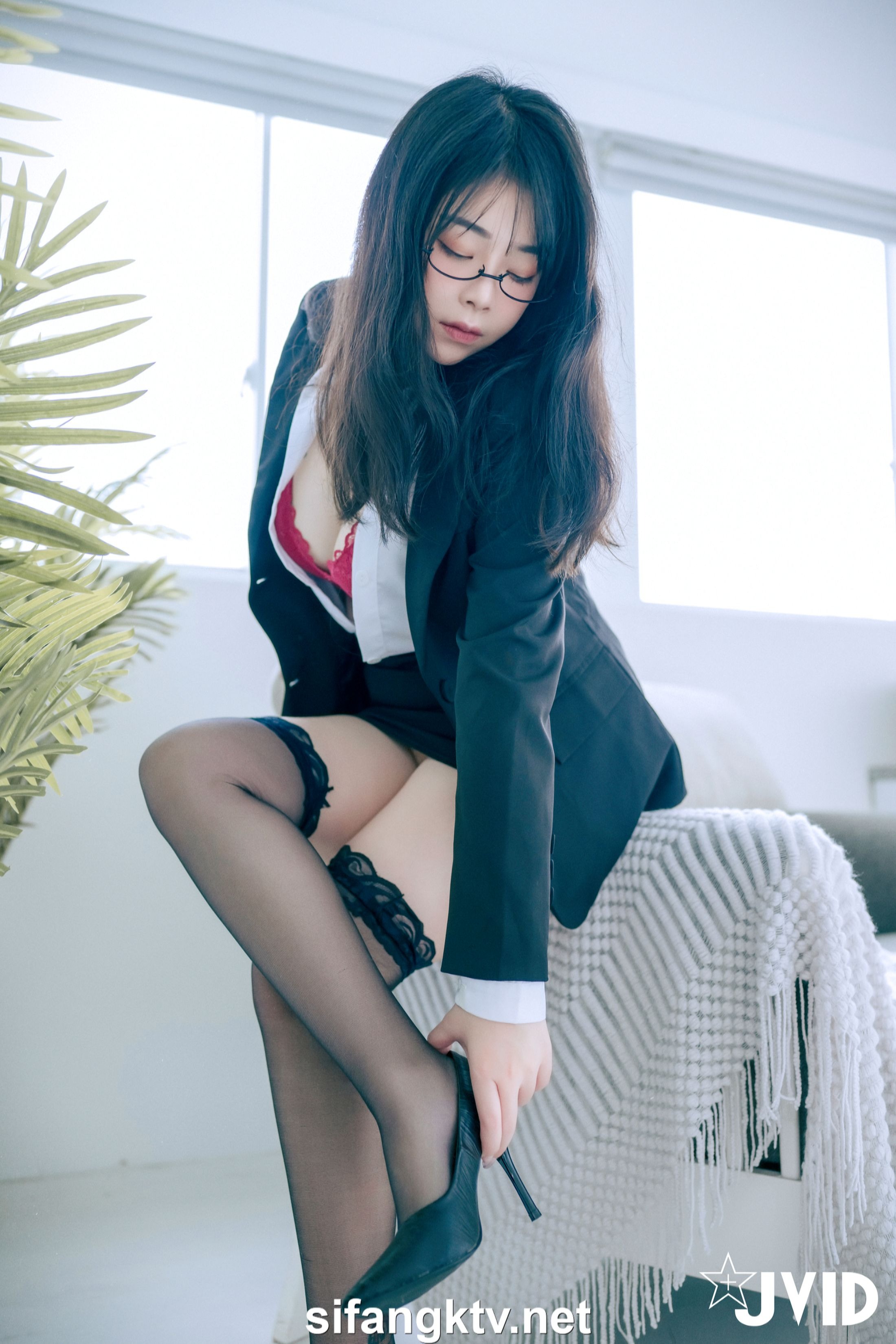 [JVID] 辦公桌下的性感秘書－蒂蒂 88P