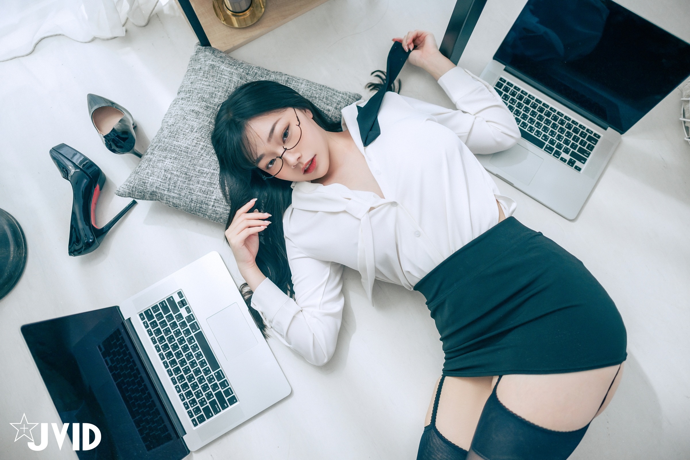 [JVID] Yixin Slivia - Super Breast Female Secretary 159P