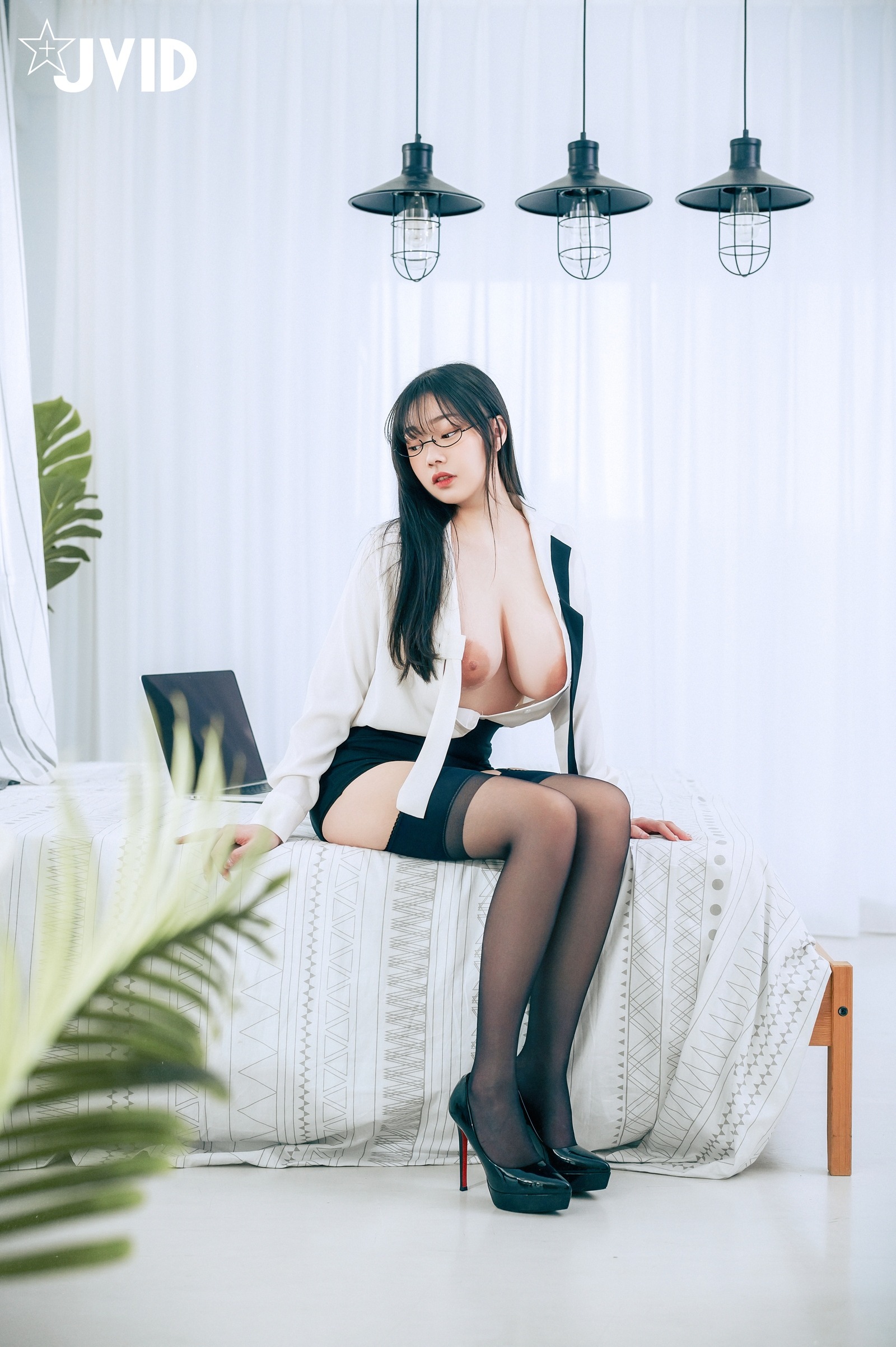 [JVID] Yixin Slivia - Super Breast Female Secretary 159P
