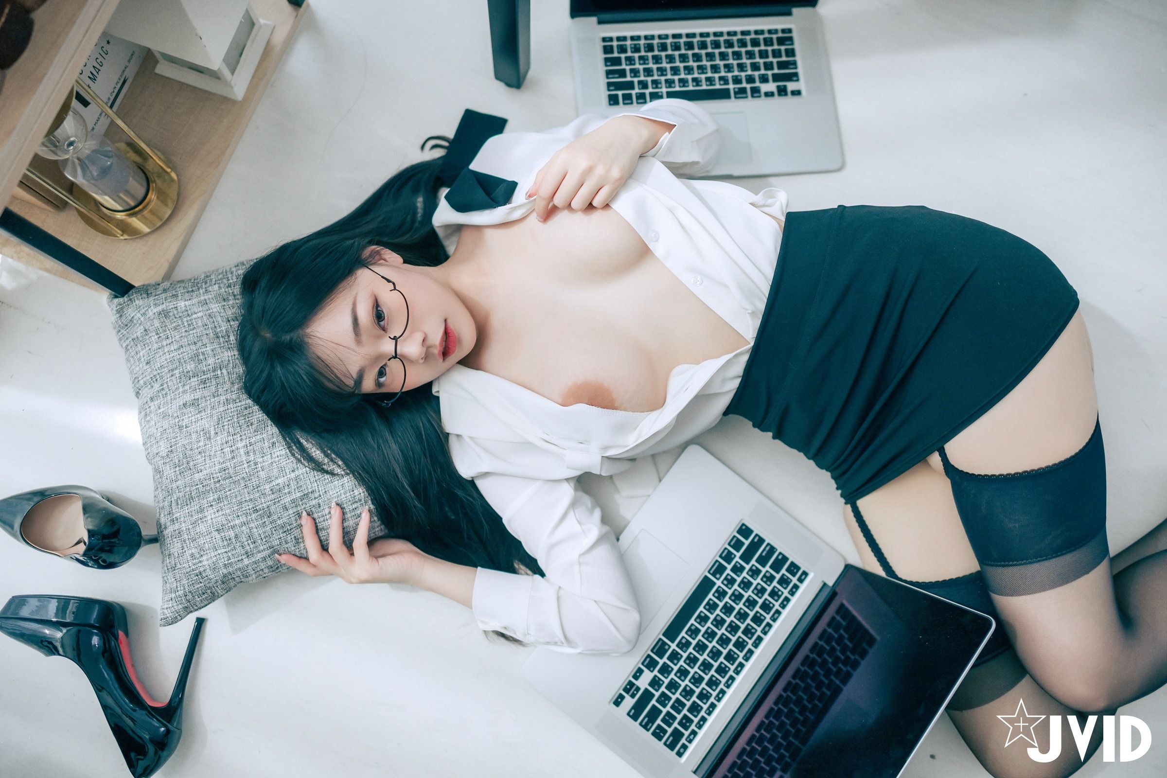 [JVID] Yixin Slivia - Super Breast Female Secretary 159P