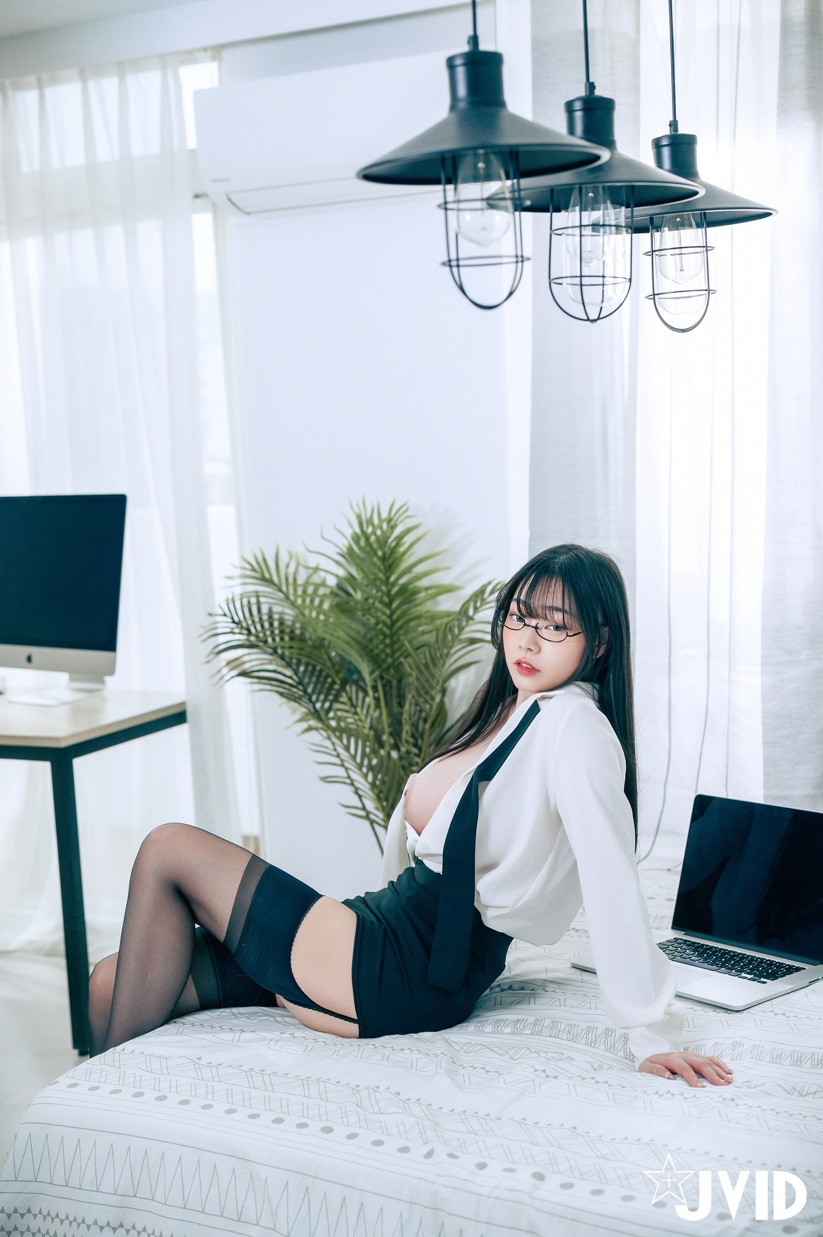 [JVID] Yixin Slivia - Super Breast Female Secretary 159P