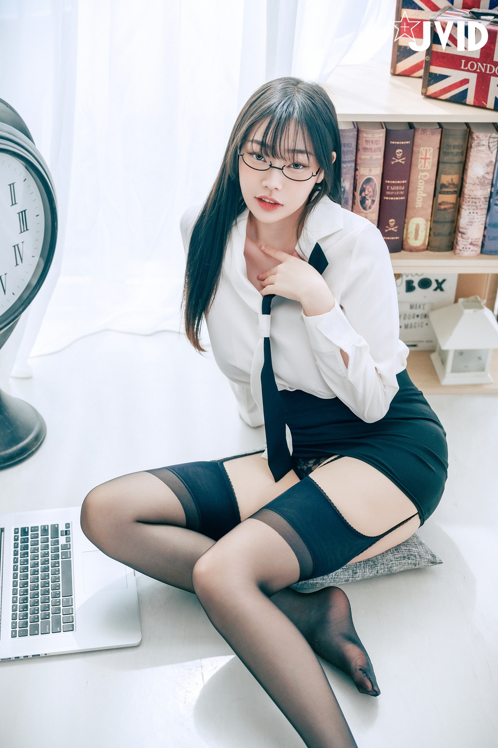 [JVID] Yixin Slivia - Super Breast Female Secretary 159P