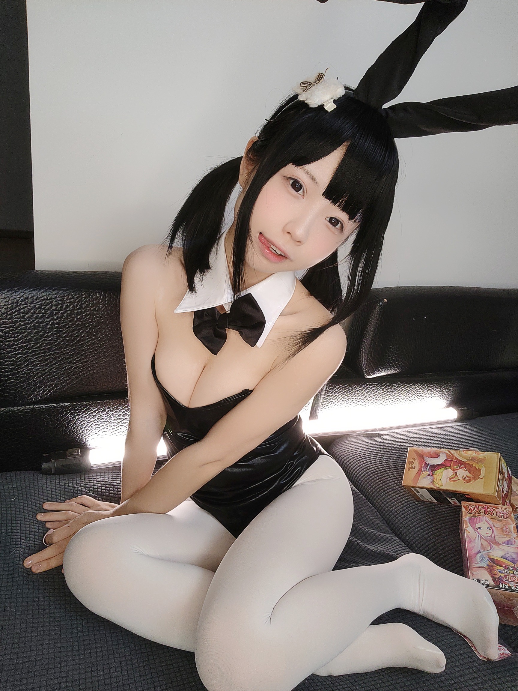 十萬珍吱伏特 白絲兔女郎 60P