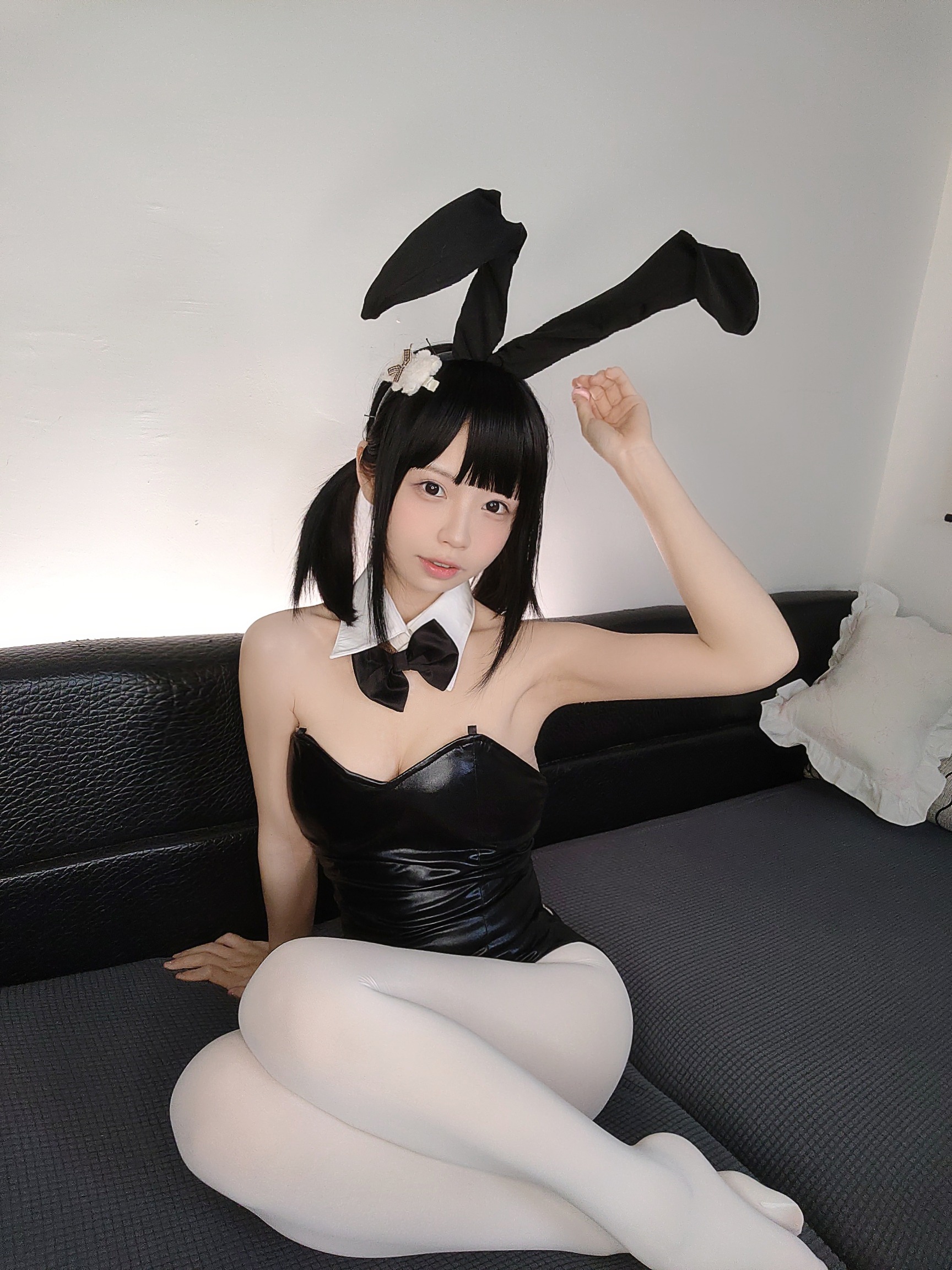 十萬珍吱伏特 白絲兔女郎 60P