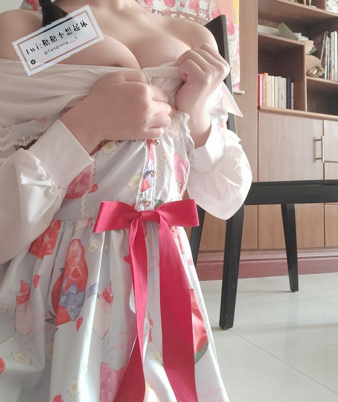 Tangtang doesn't want to get up - Strawberry  belle ta