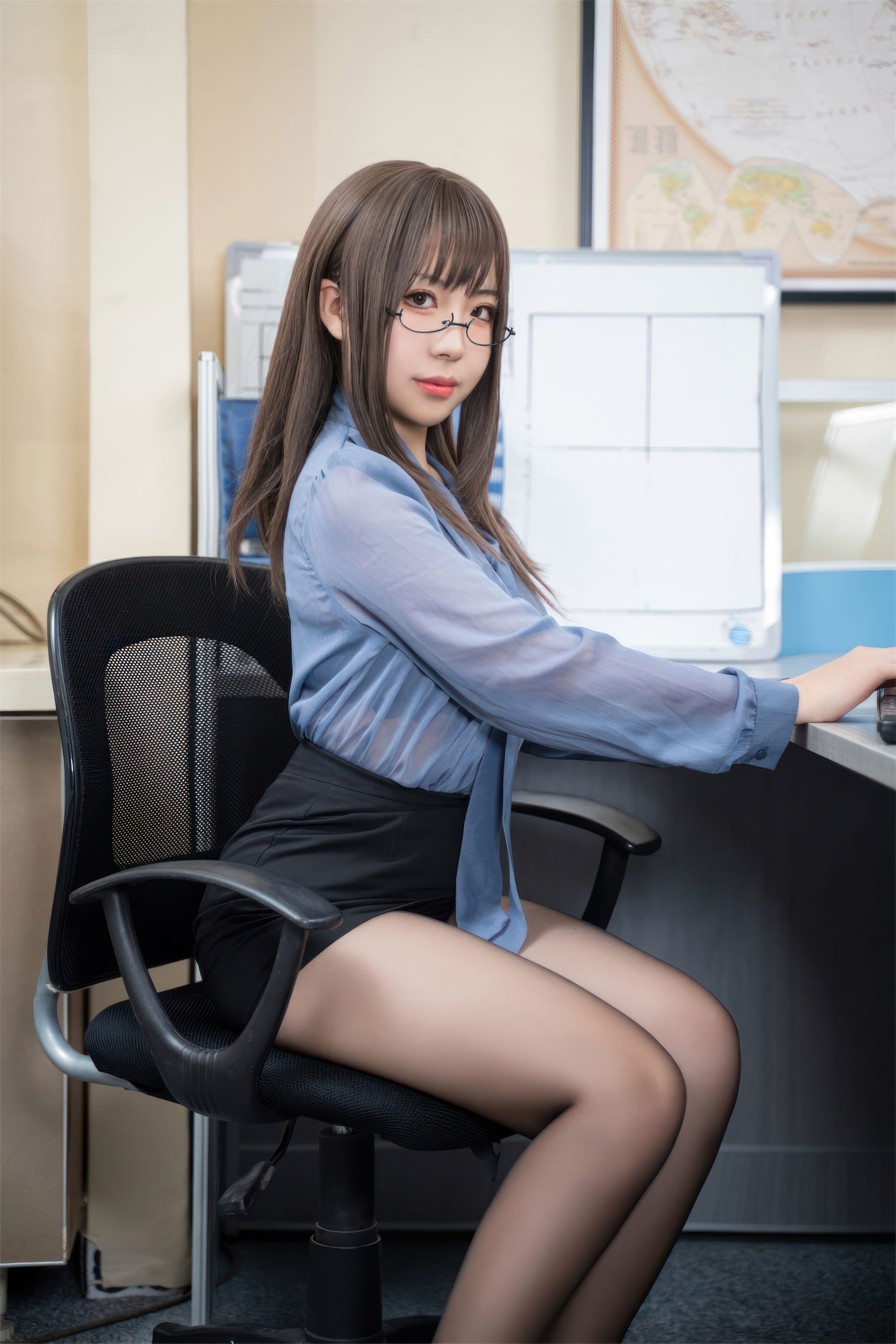 虎森森 黑絲眼鏡娘 60P
