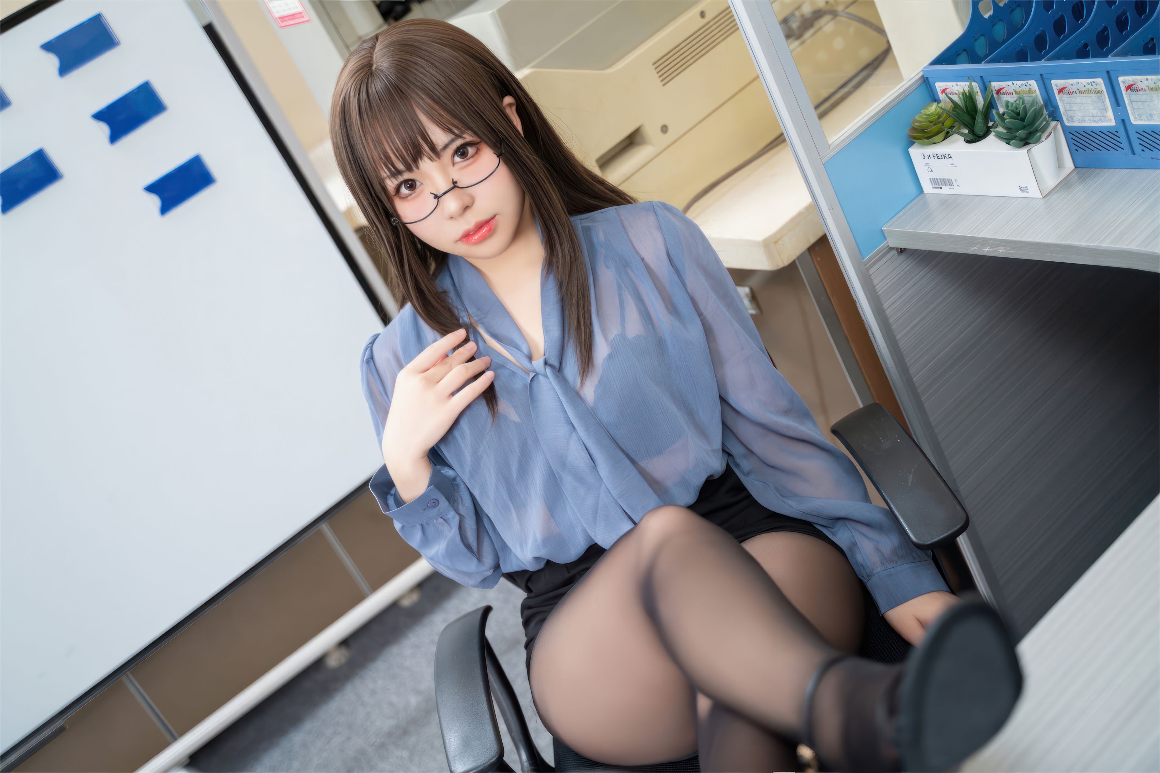 虎森森 黑絲眼鏡娘 60P