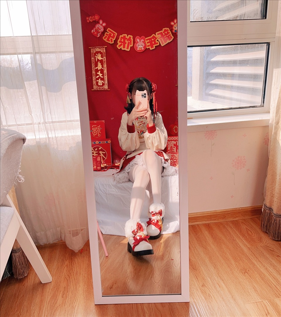 白絲奶糖醬 - 新年女僕 108P [108P-387.59 MB] 20240824j