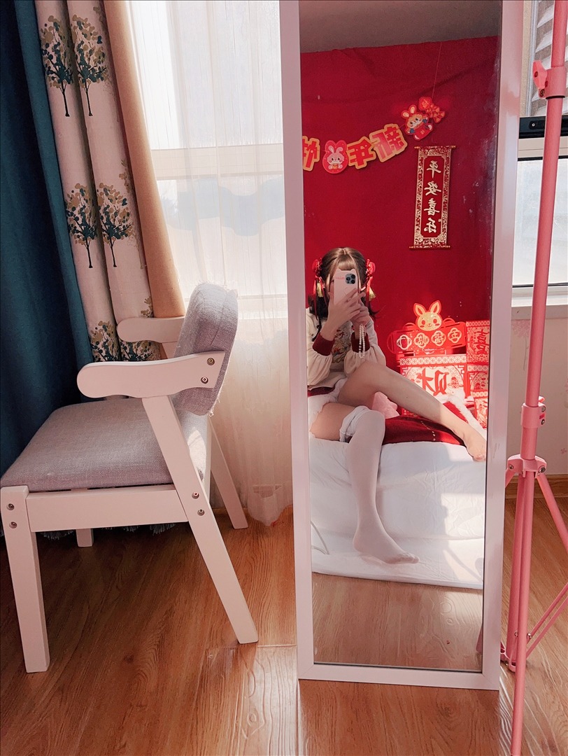 白丝奶糖酱新年女仆写真 108P | 私房图集