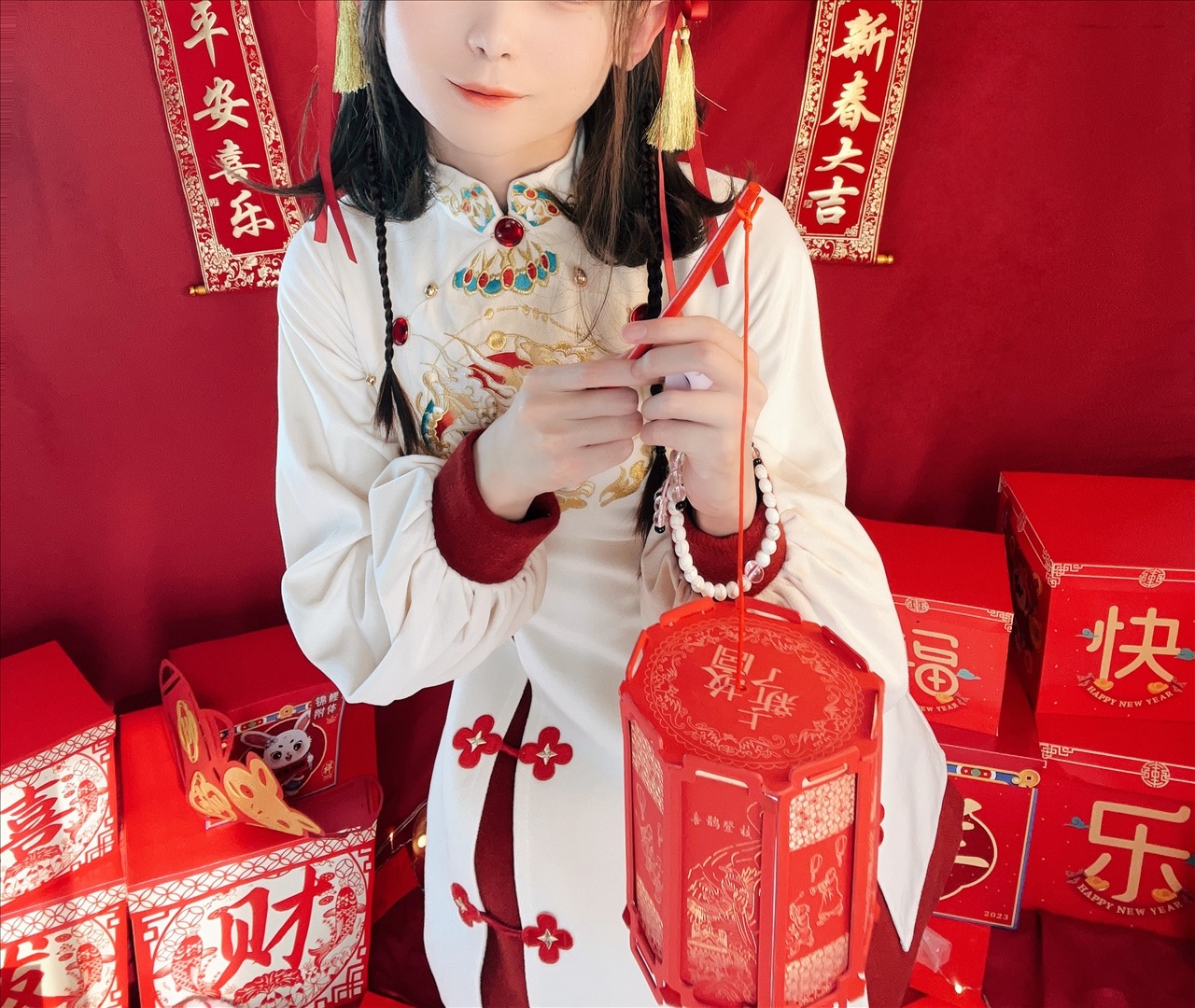 白絲奶糖醬 - 新年女僕 108P [108P-387.59 MB] 20240824j