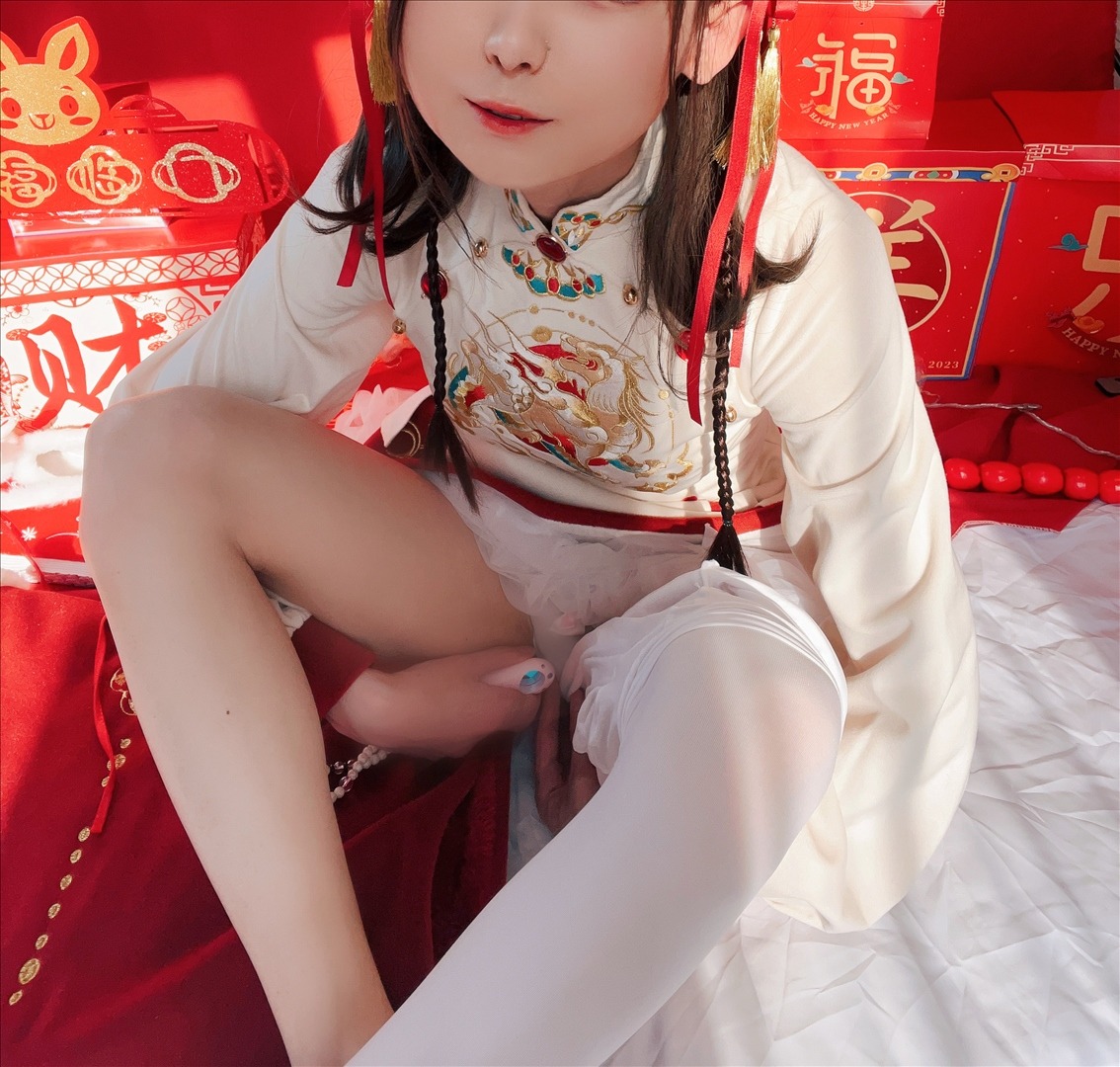 白丝奶糖酱新年女仆写真 108P | 私房图集