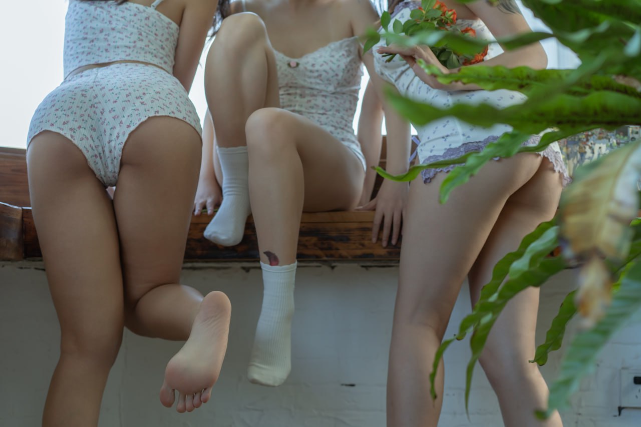 Yun Xi Xi & Nai Tao & Nai Xi Jiang nice & Qi Yue Miao Zi - Summer Day