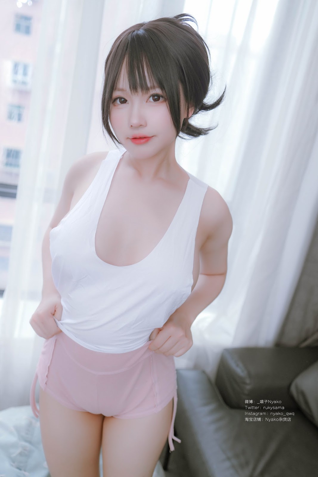 Nyako Miao Tử Chị gái nguy hiểm bên cạnh Áo lót