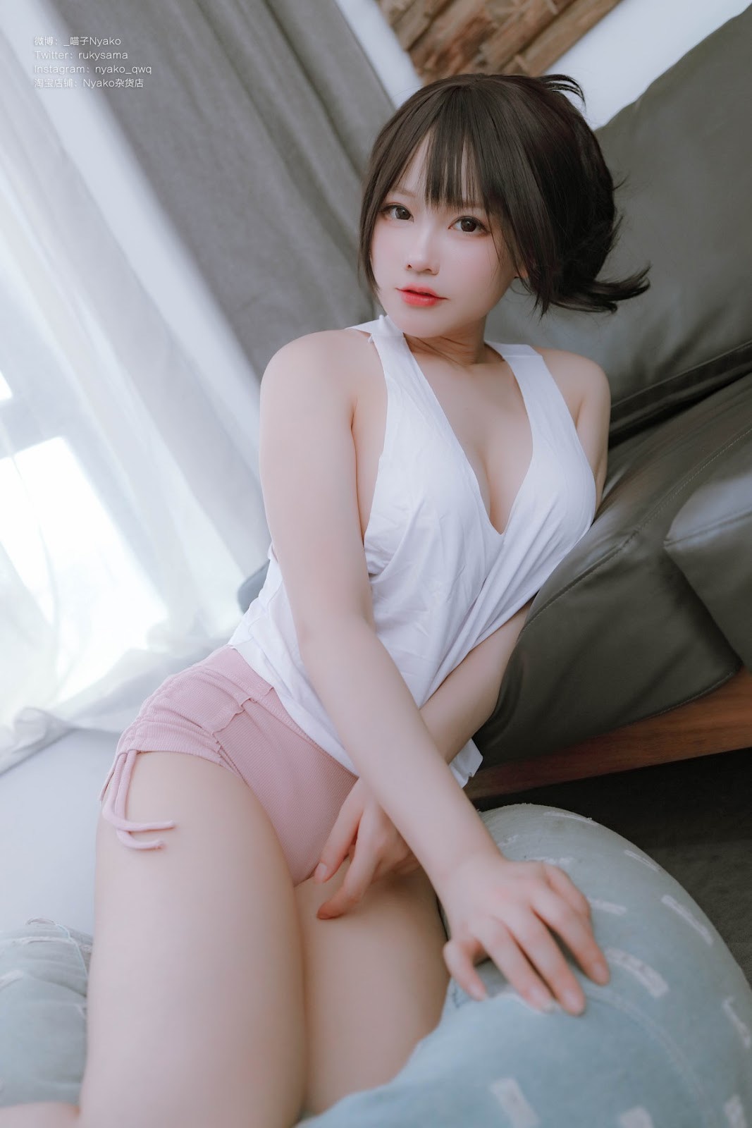 Nyako Miao Tử Chị gái nguy hiểm bên cạnh Áo lót